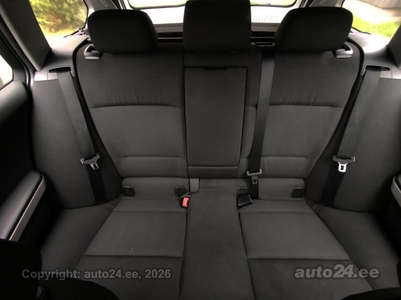 BMW 3 Series 2011 — photo 10