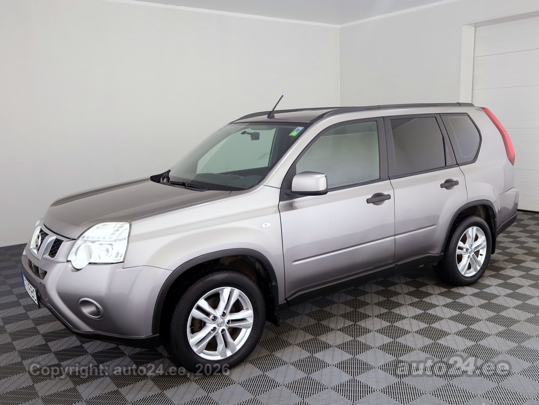 Nissan X-Trail 2011 — rear view
