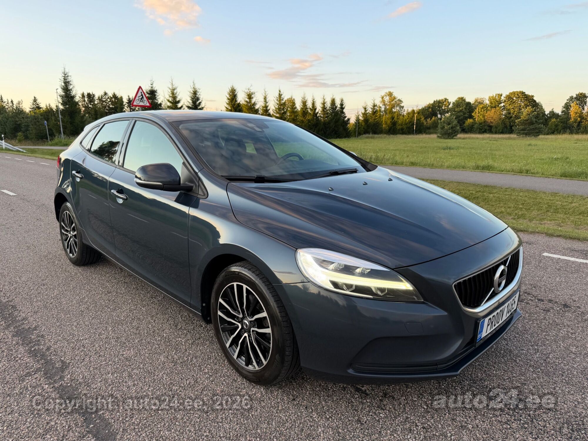 Volvo V40 Momentum 2.0 D2 88kW 2017, photo 3/10