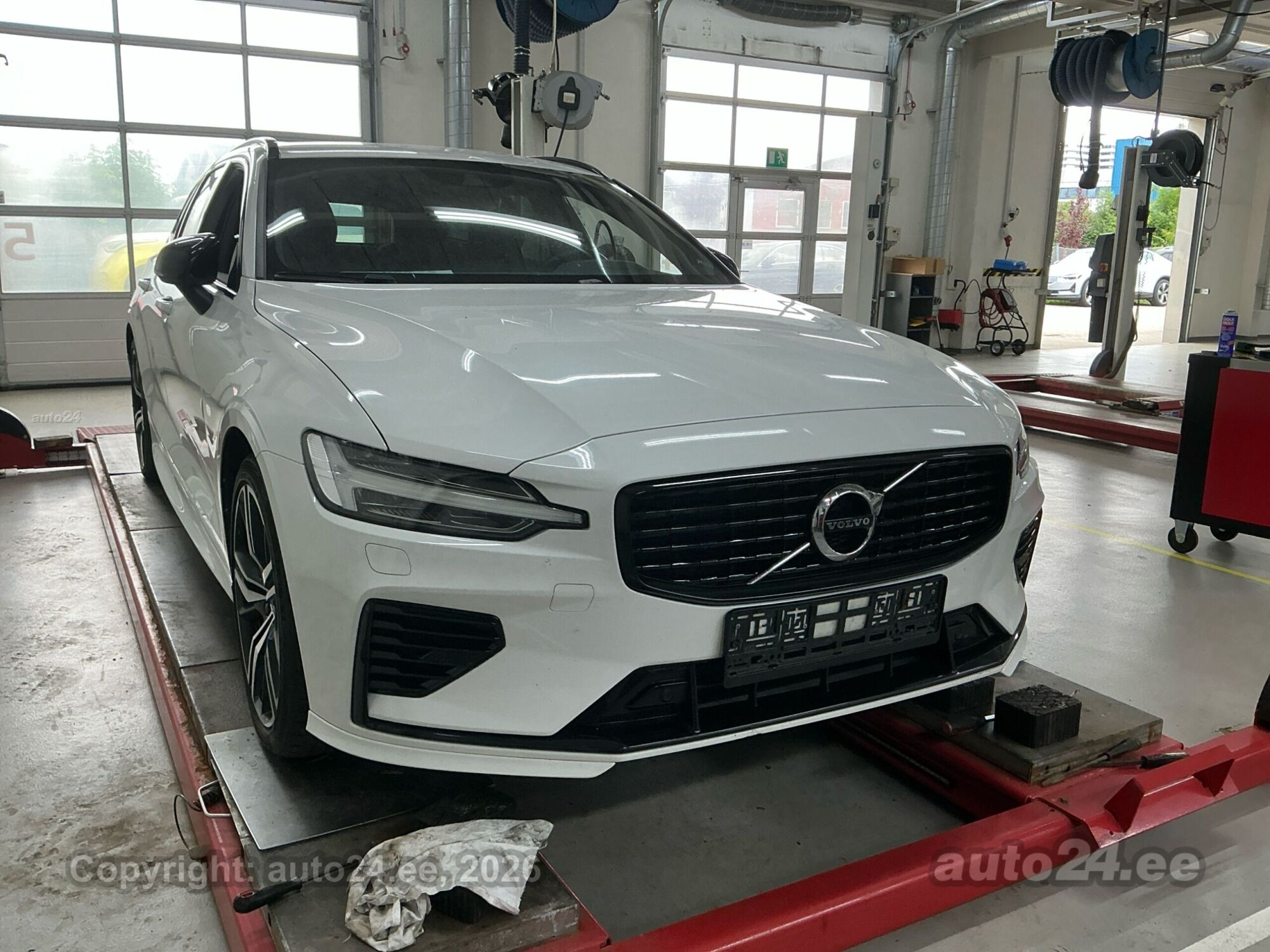 Volvo V60 2021, photo 2/10