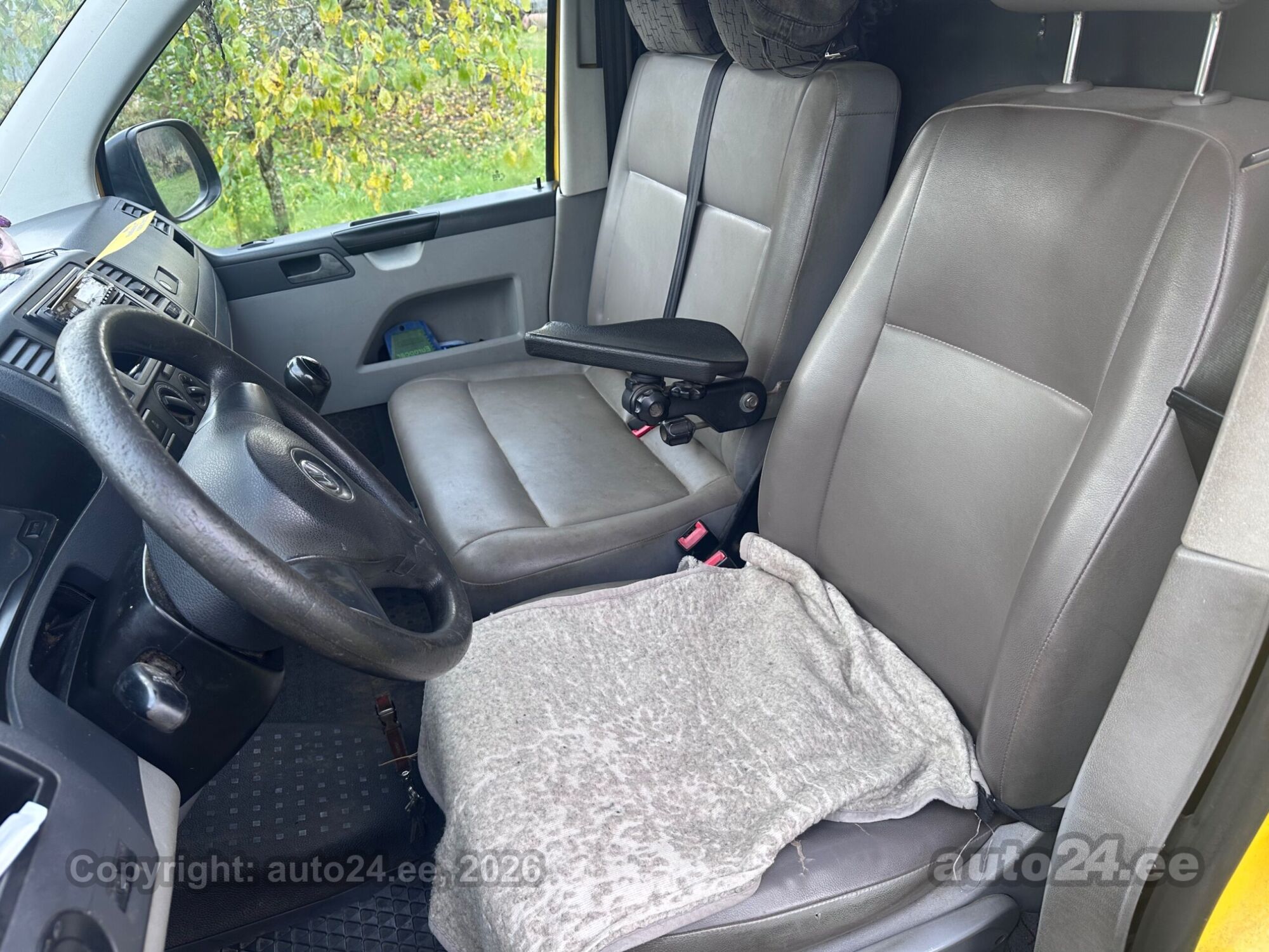 Volkswagen Transporter 2012 — photo 8