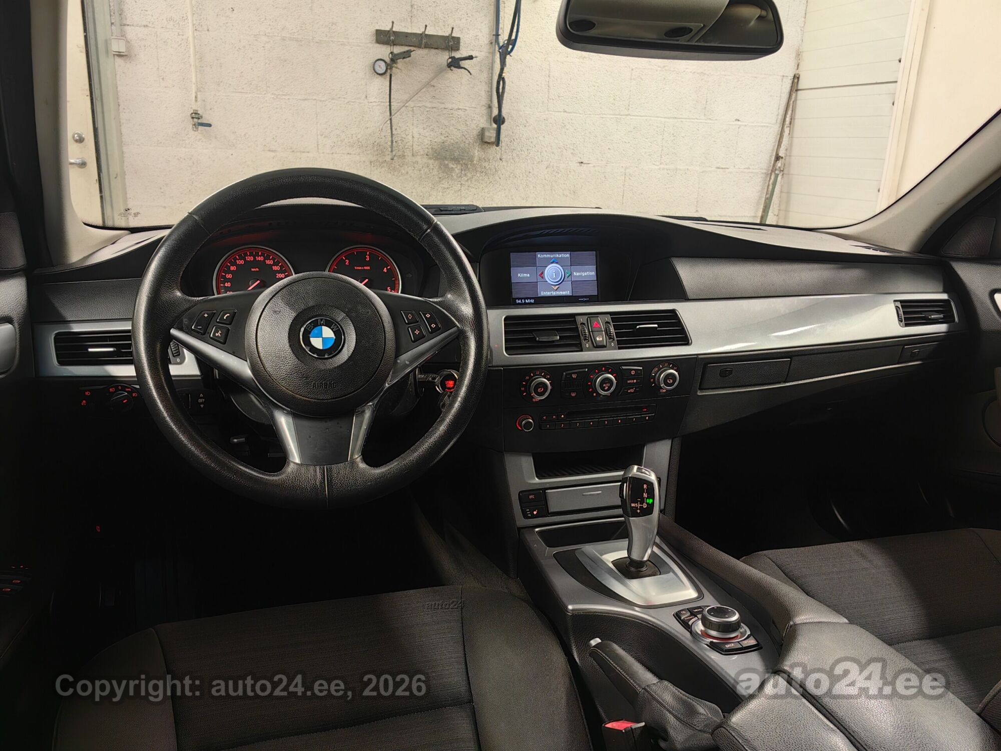 BMW 5 Series 2010 — photo 6