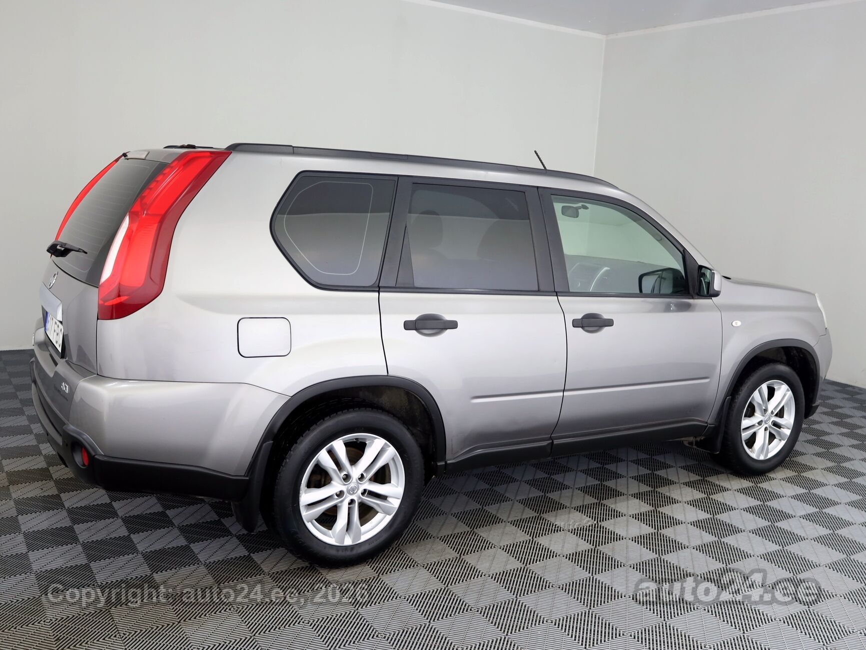 Nissan X-Trail 2011 — interior