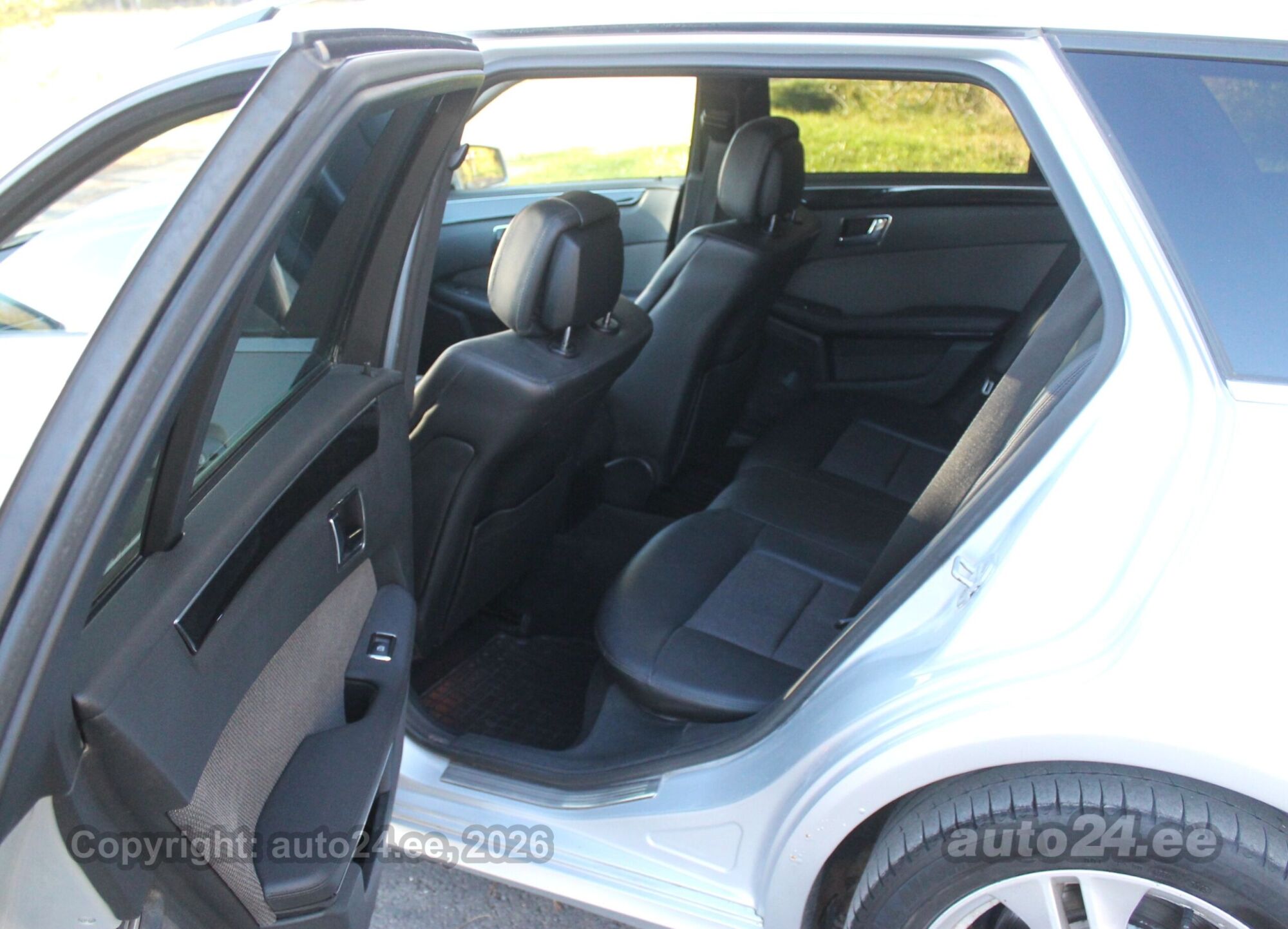 Mercedes-Benz E-Class 2010 — photo 11