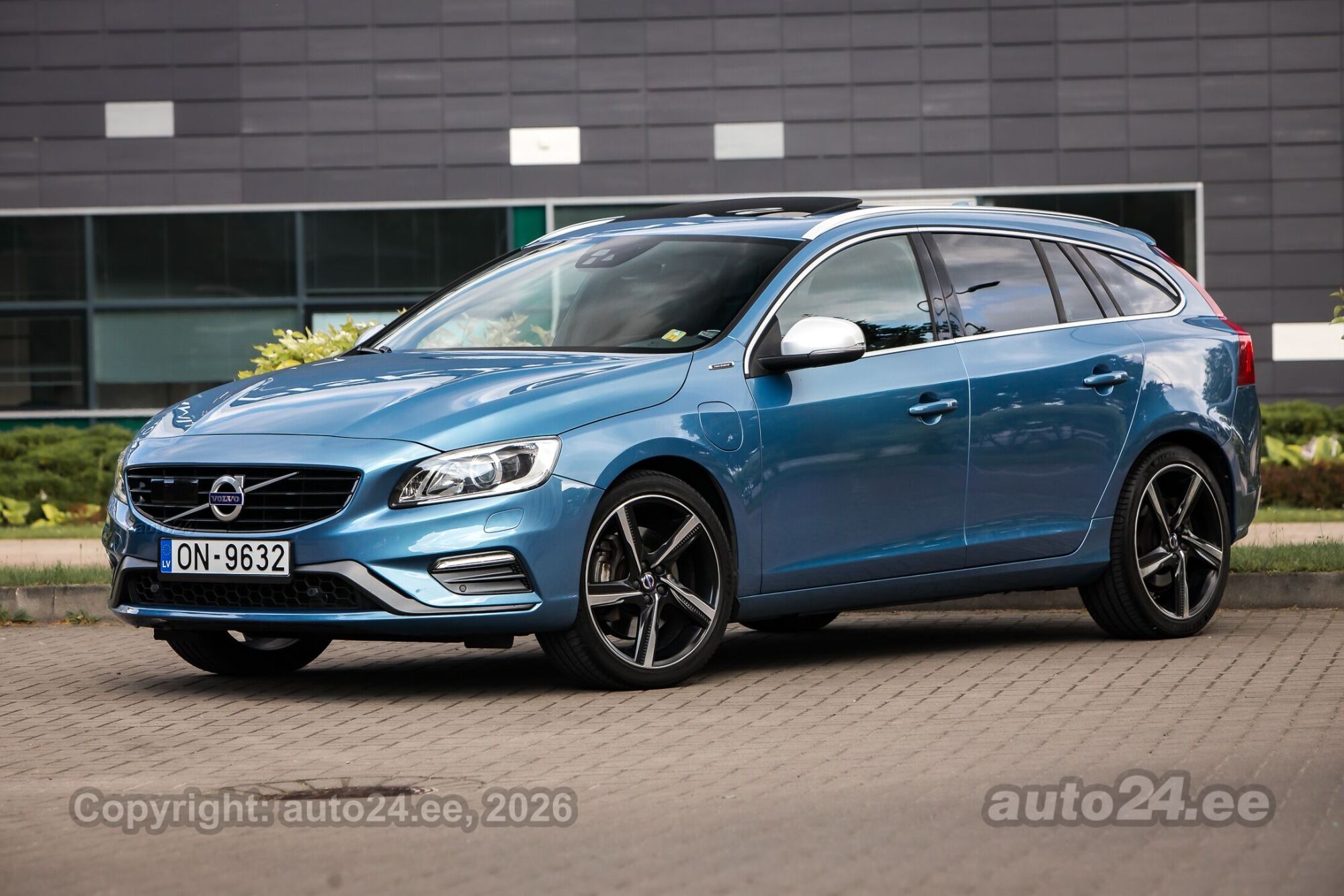 Volvo V60 D6 HYBRID R-Design 2.4 212kW 2016, kuva 3/10