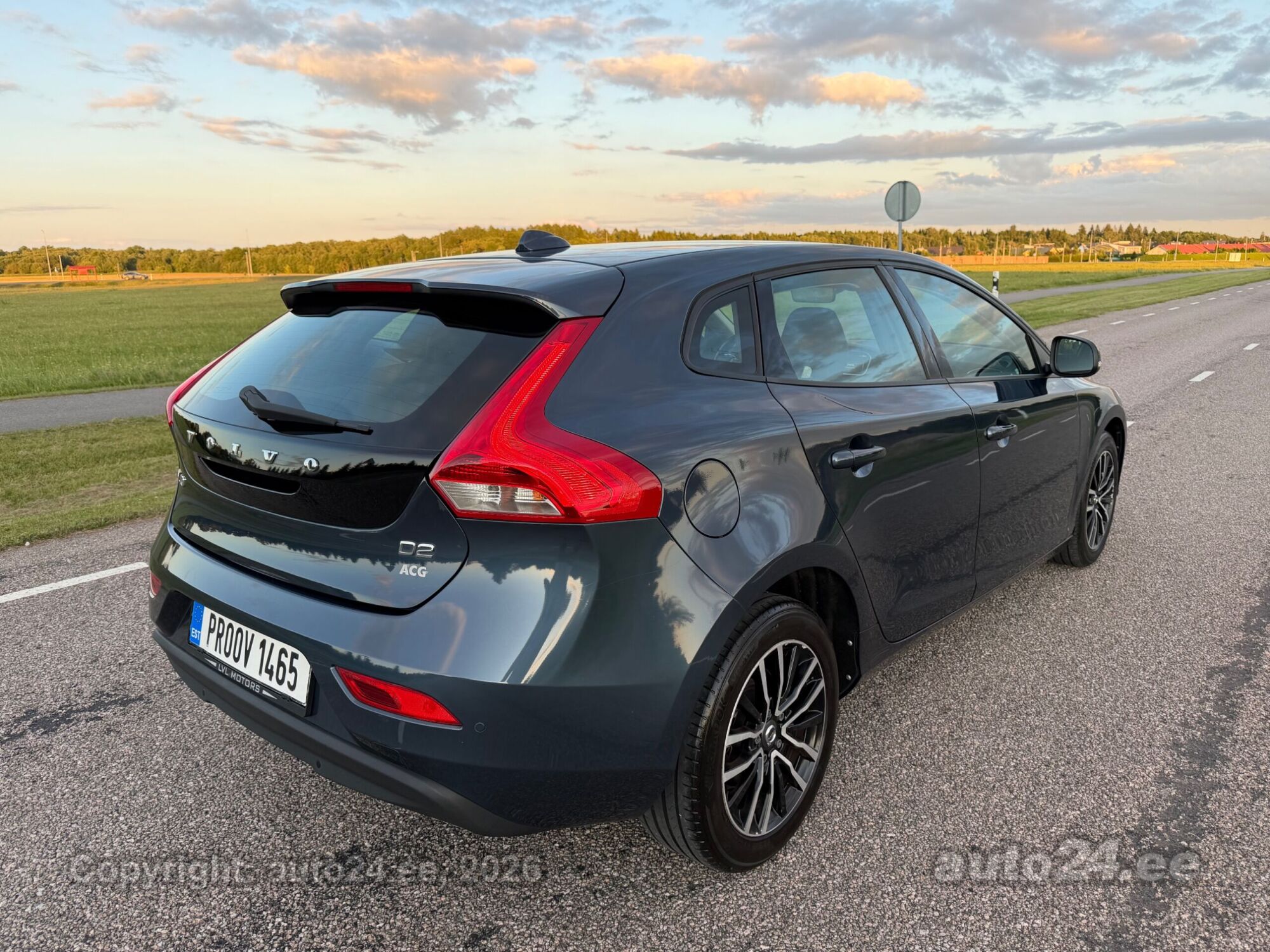 Volvo V40 Momentum 2.0 D2 88kW 2017, photo 4/10