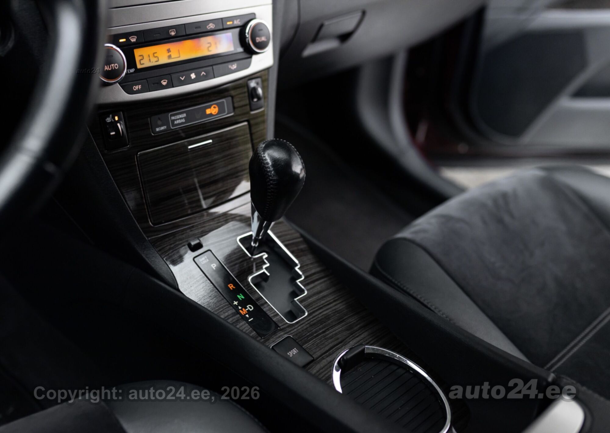 Toyota Avensis 2012 — photo 13