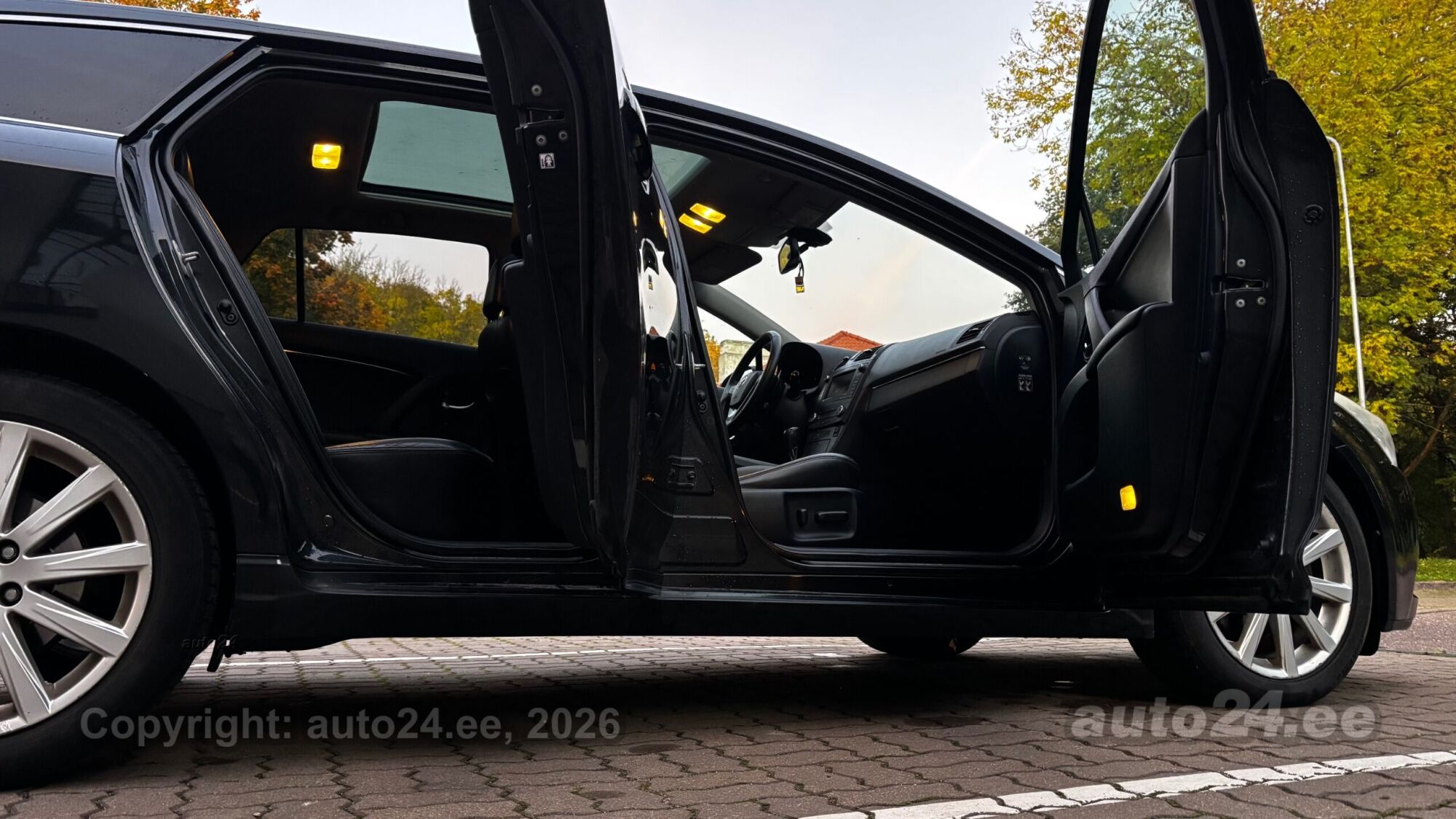 Toyota Avensis 2011 — photo 12