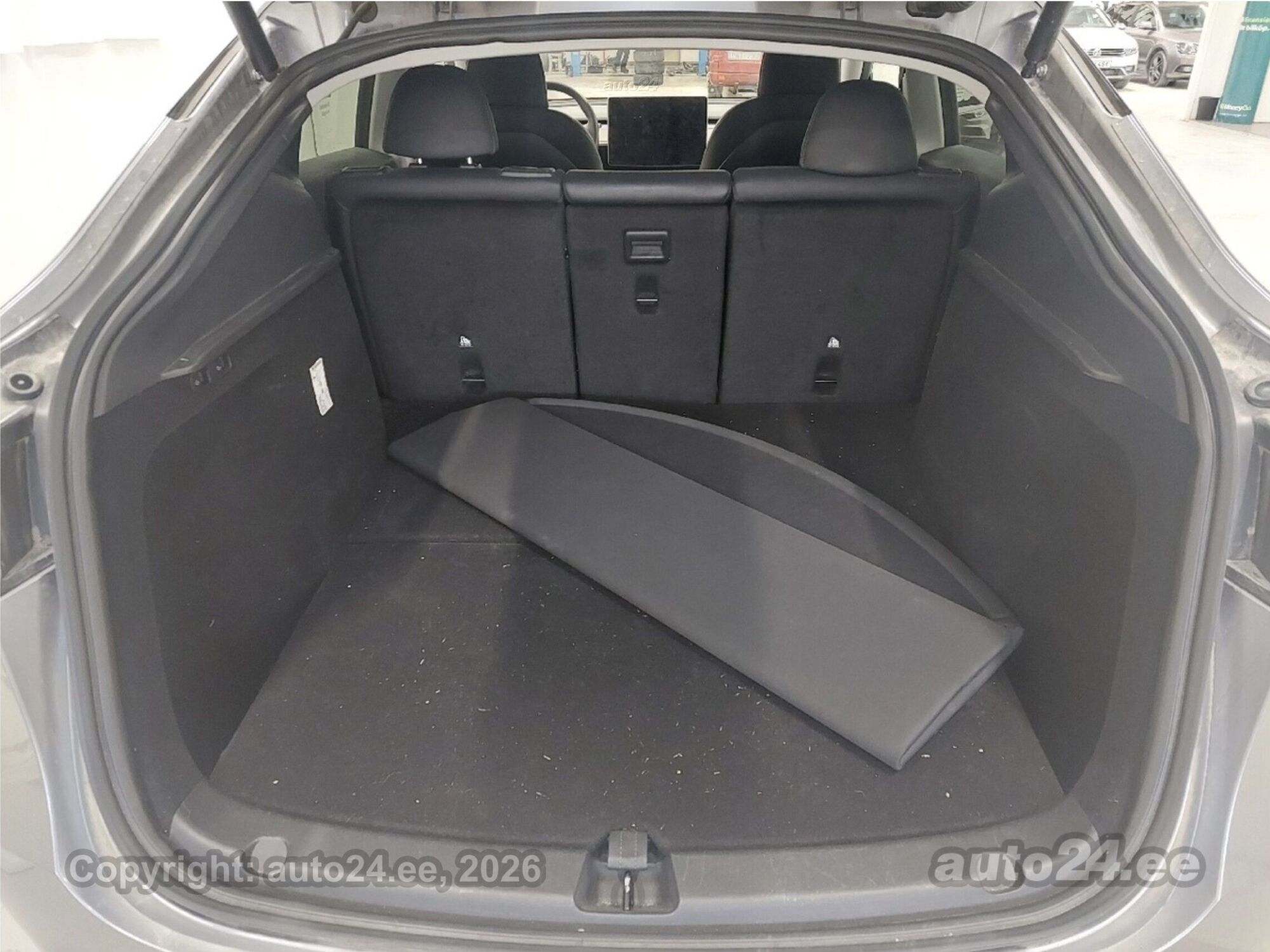 Tesla Model Y - 9