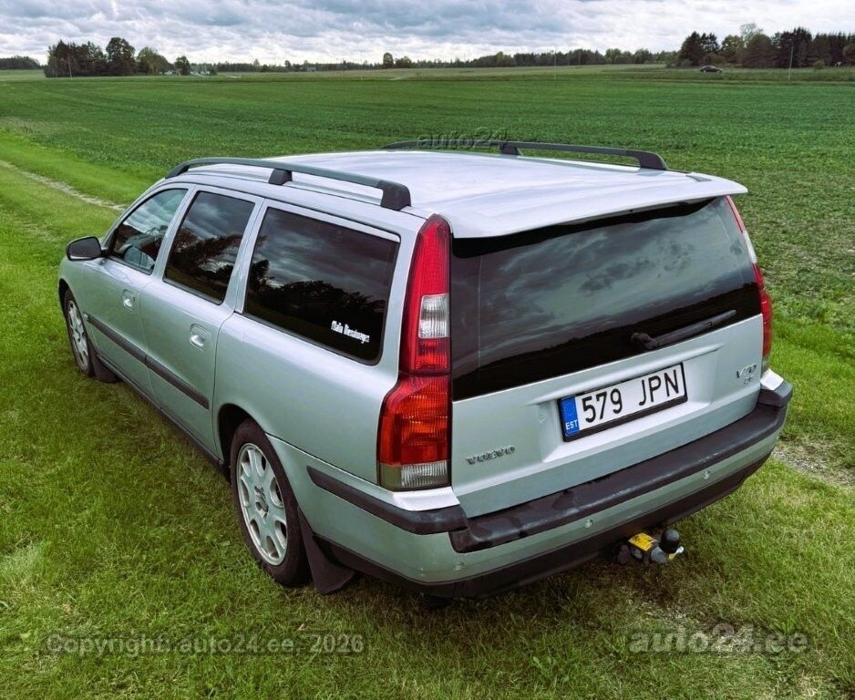 Volvo V70 2004 — rear view