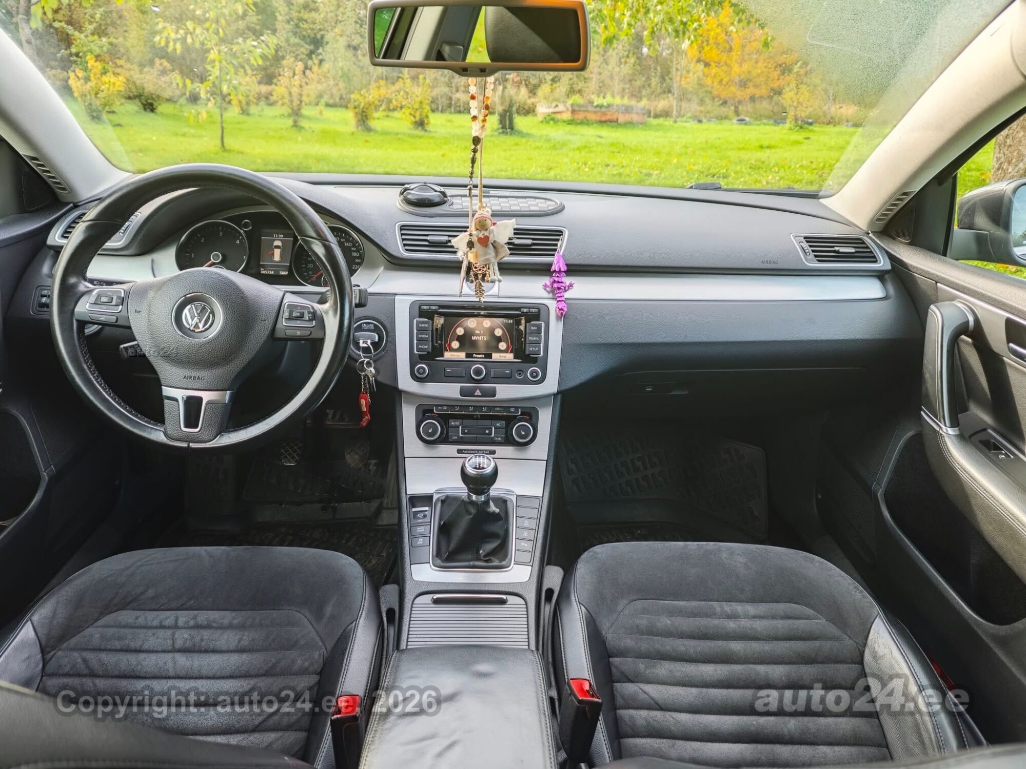 Volkswagen Passat 2011 — photo 8
