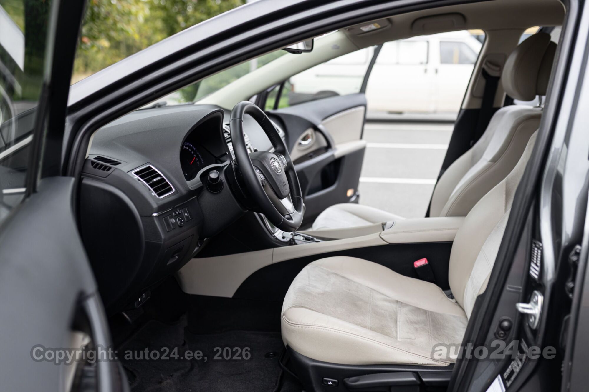 Toyota Avensis 2014 — фото 10