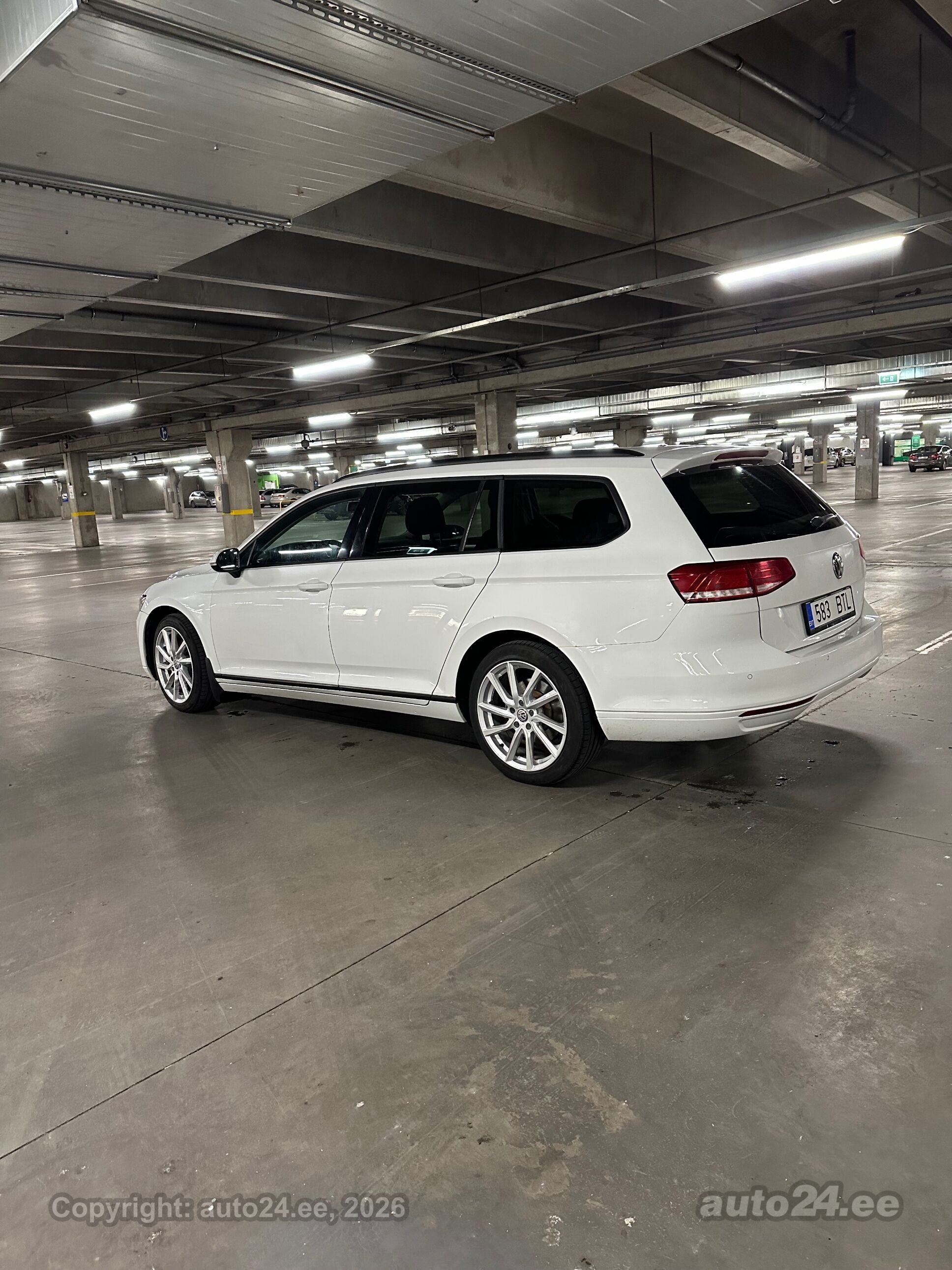 Volkswagen Passat 2015 — rear view