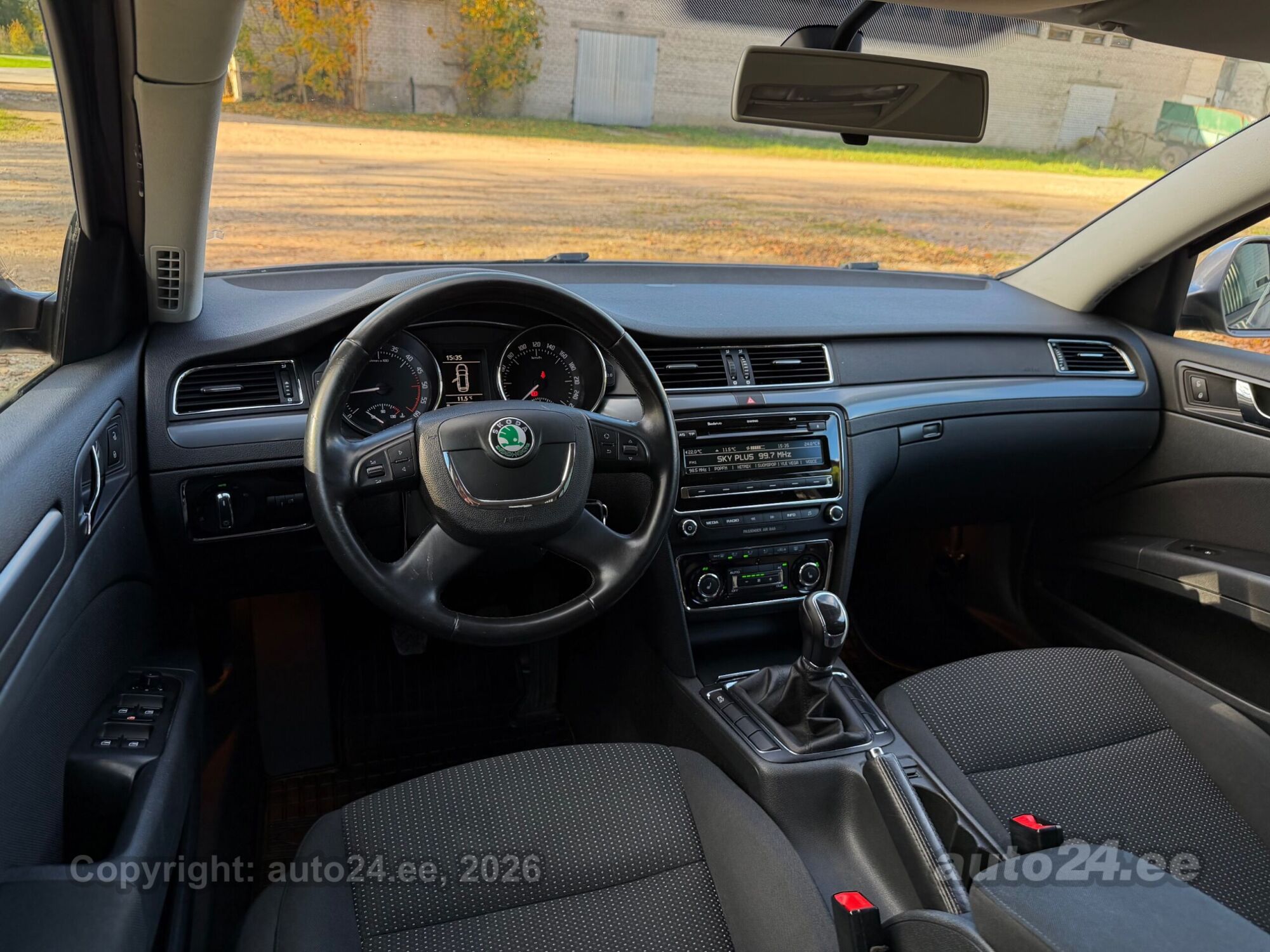 Skoda Superb 2011 — photo 8