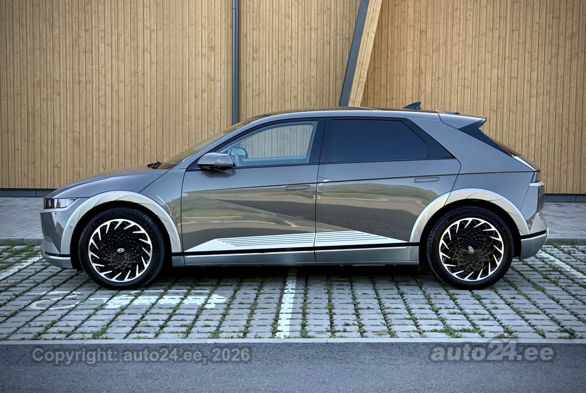 Hyundai Ioniq 5 - 5