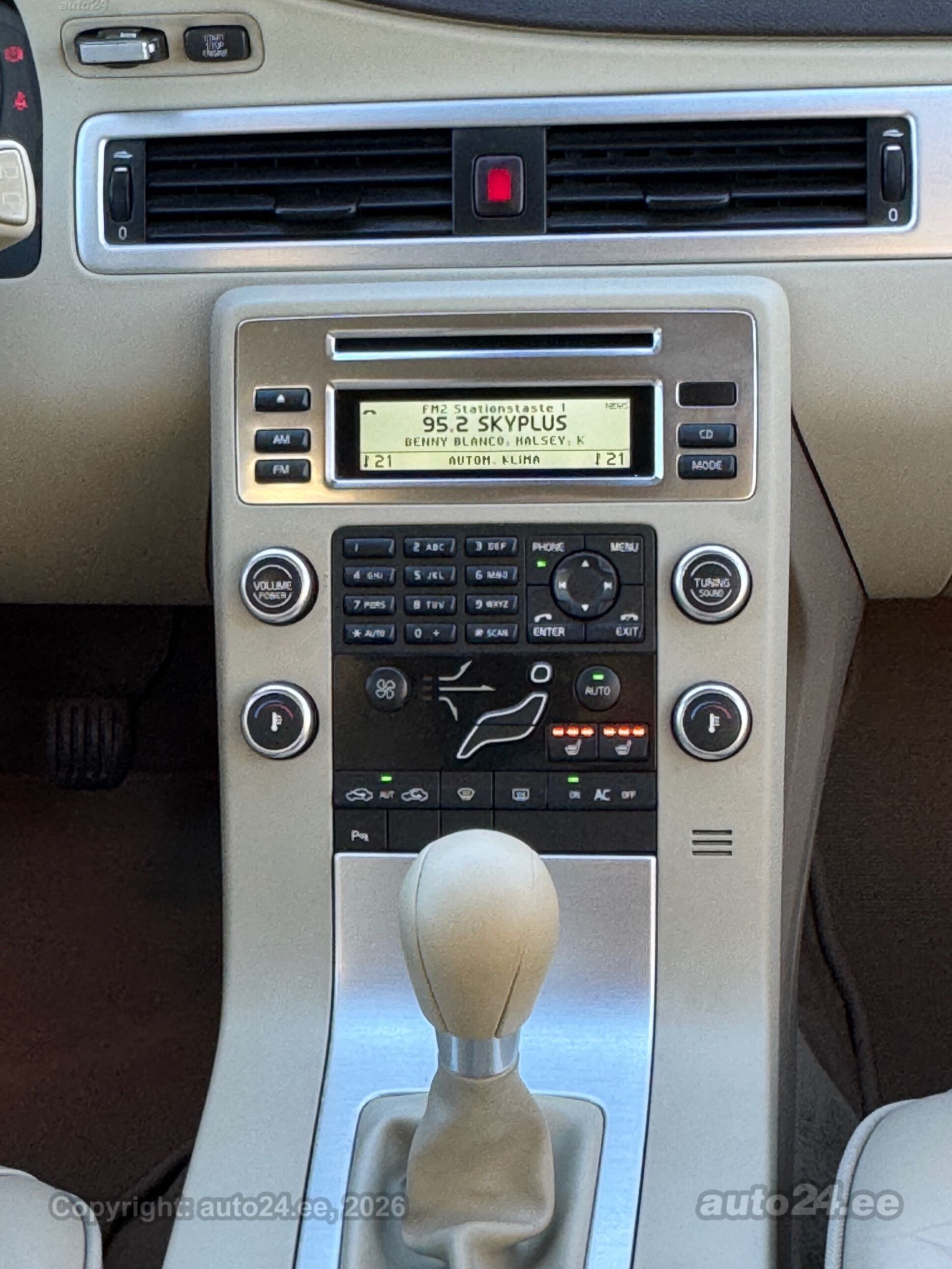 Volvo V70 2008 — photo 21