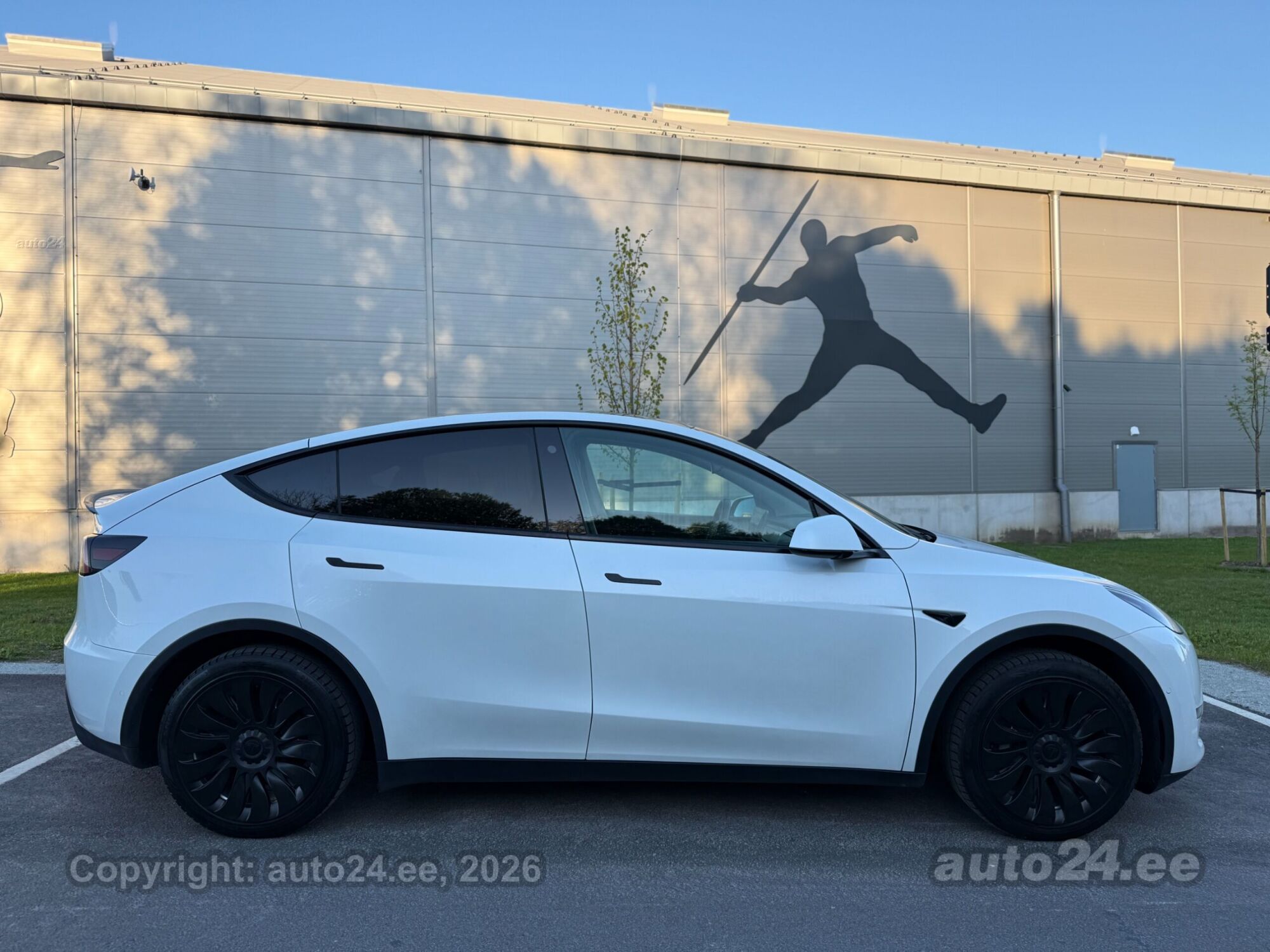 Tesla Model Y - 8