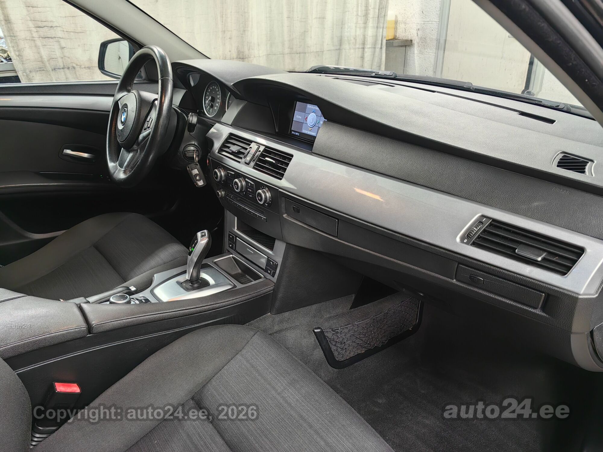 BMW 5 Series 2010 — photo 12