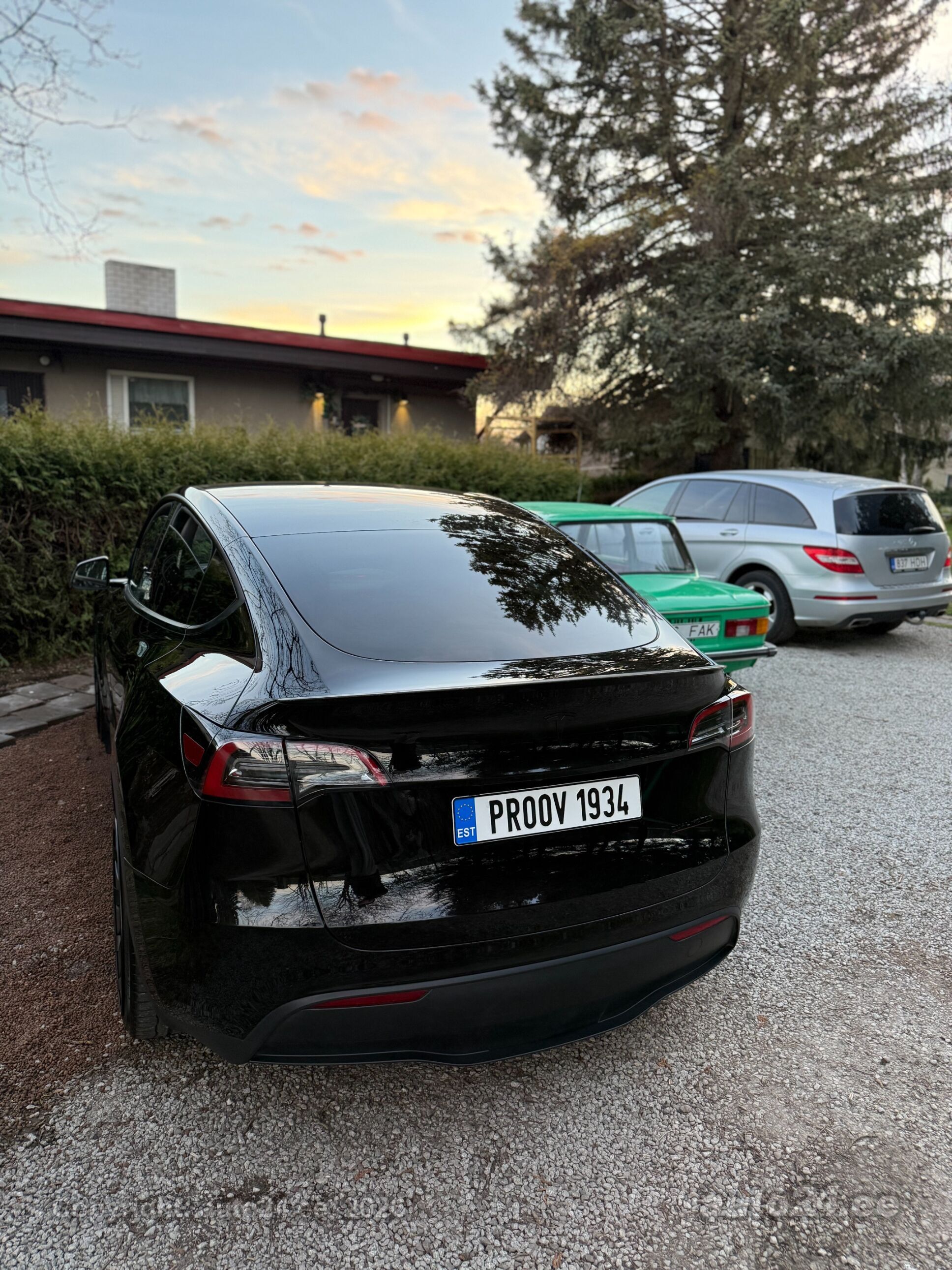 Tesla Model Y - 2