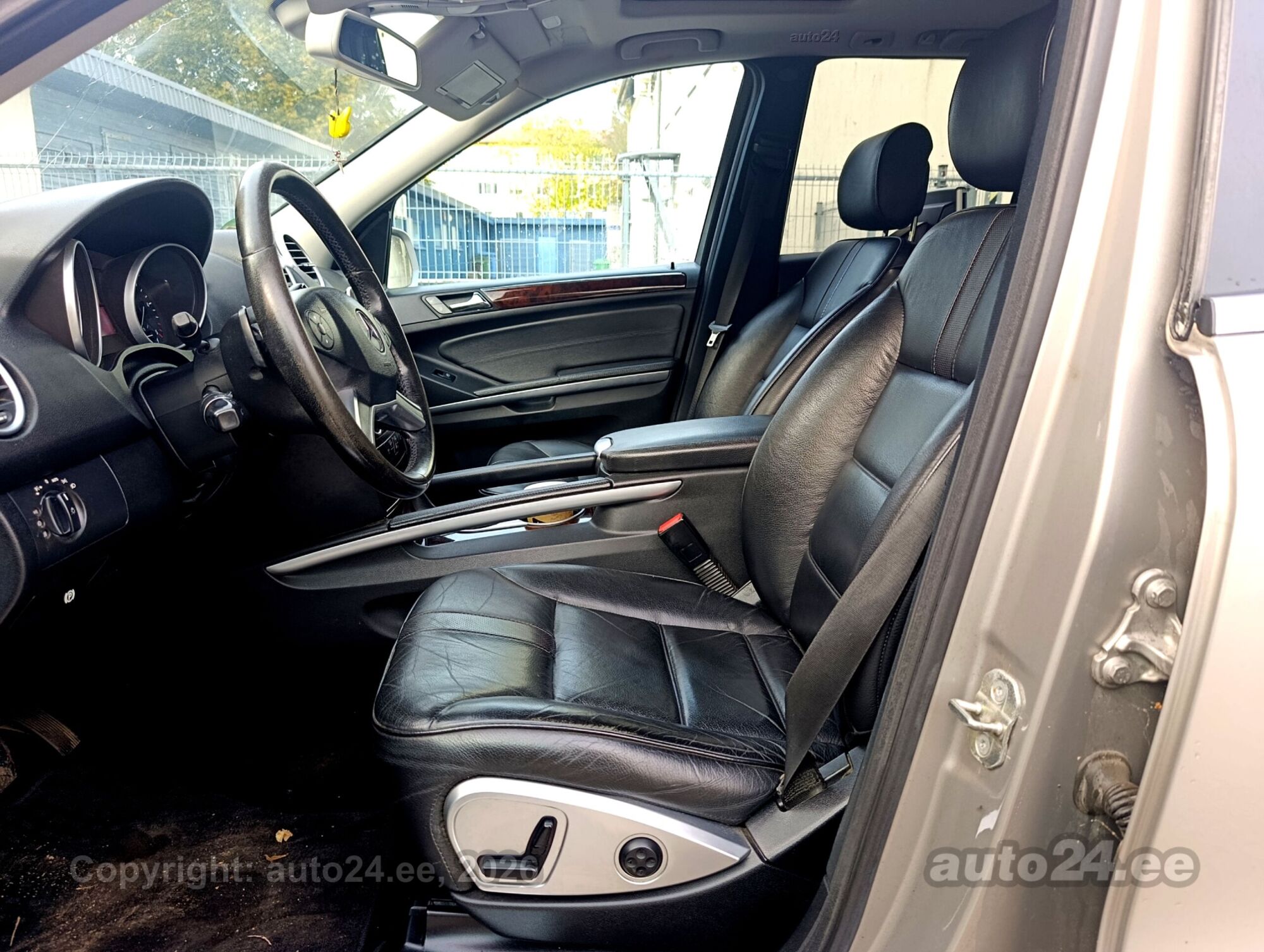 Mercedes-Benz M-Class 2009 — photo 9