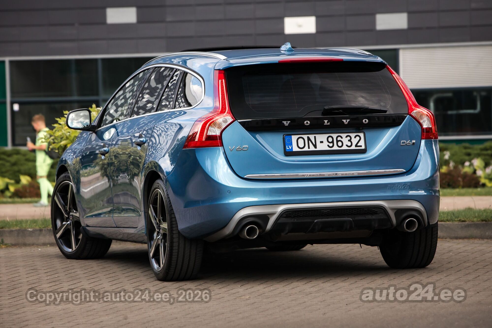 Volvo V60 D6 HYBRID R-Design 2.4 212kW 2016, kuva 7/10