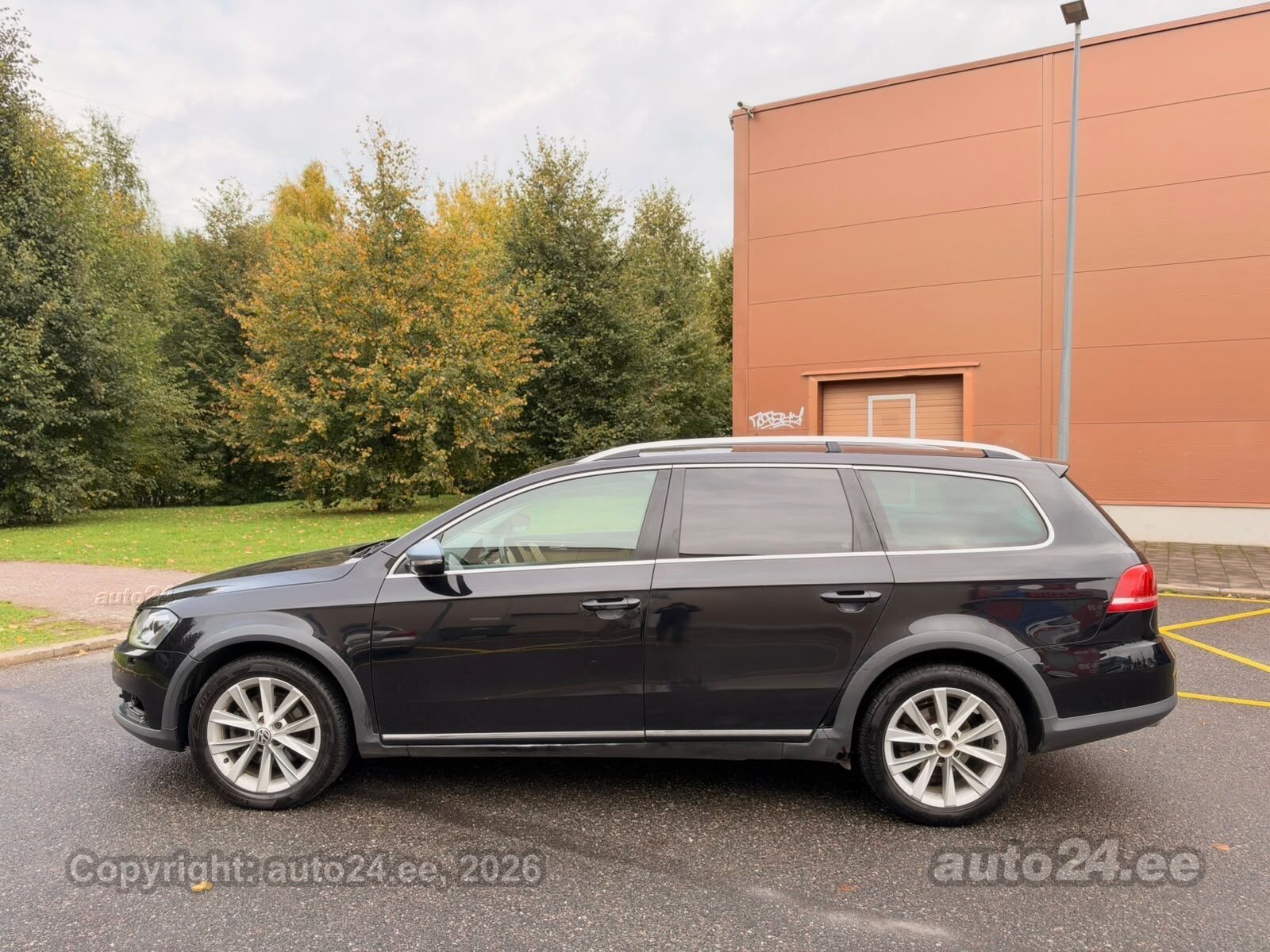 Volkswagen Passat 2013 — rear view