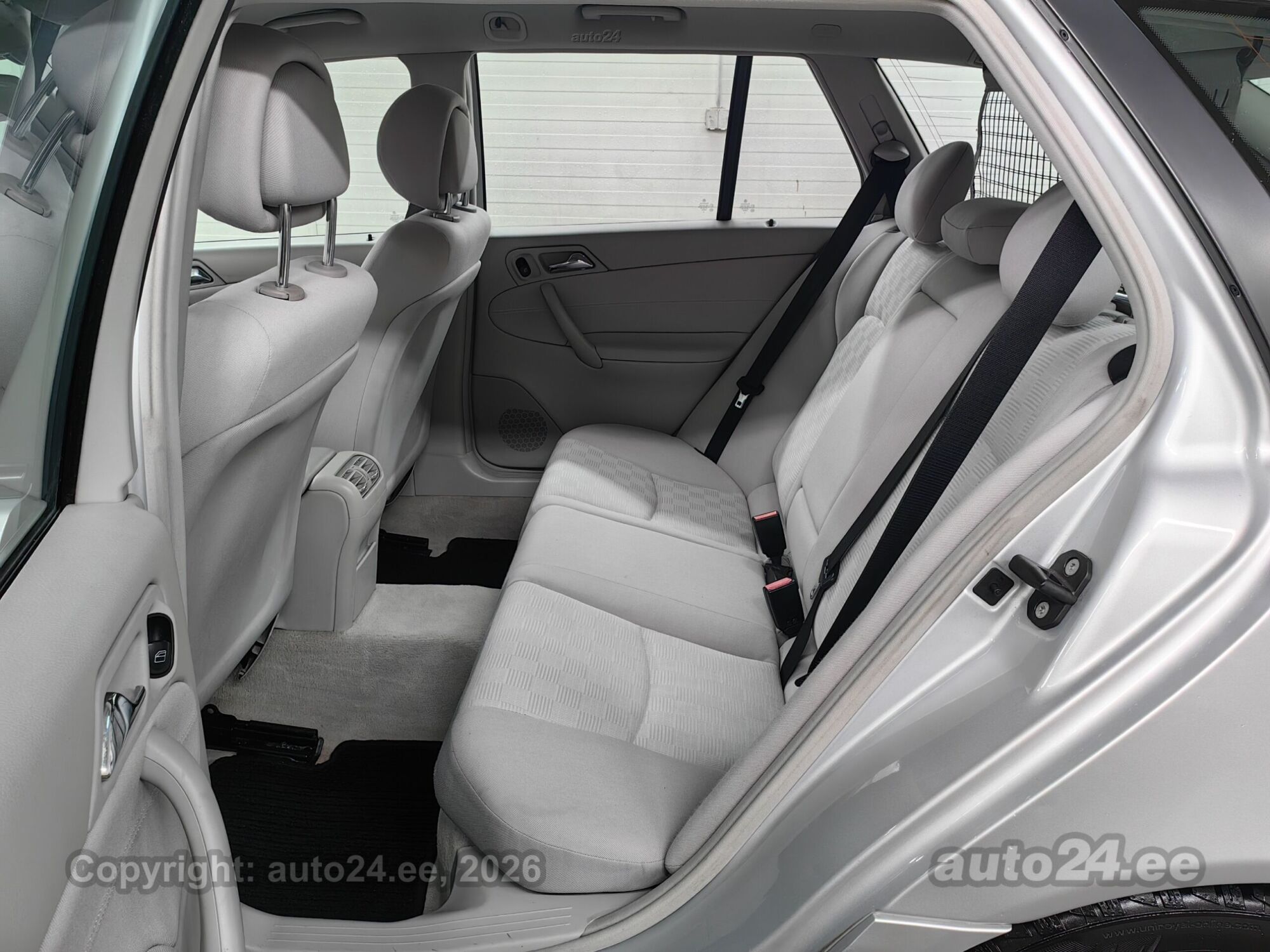 Mercedes-Benz C-Class 2005 — photo 11