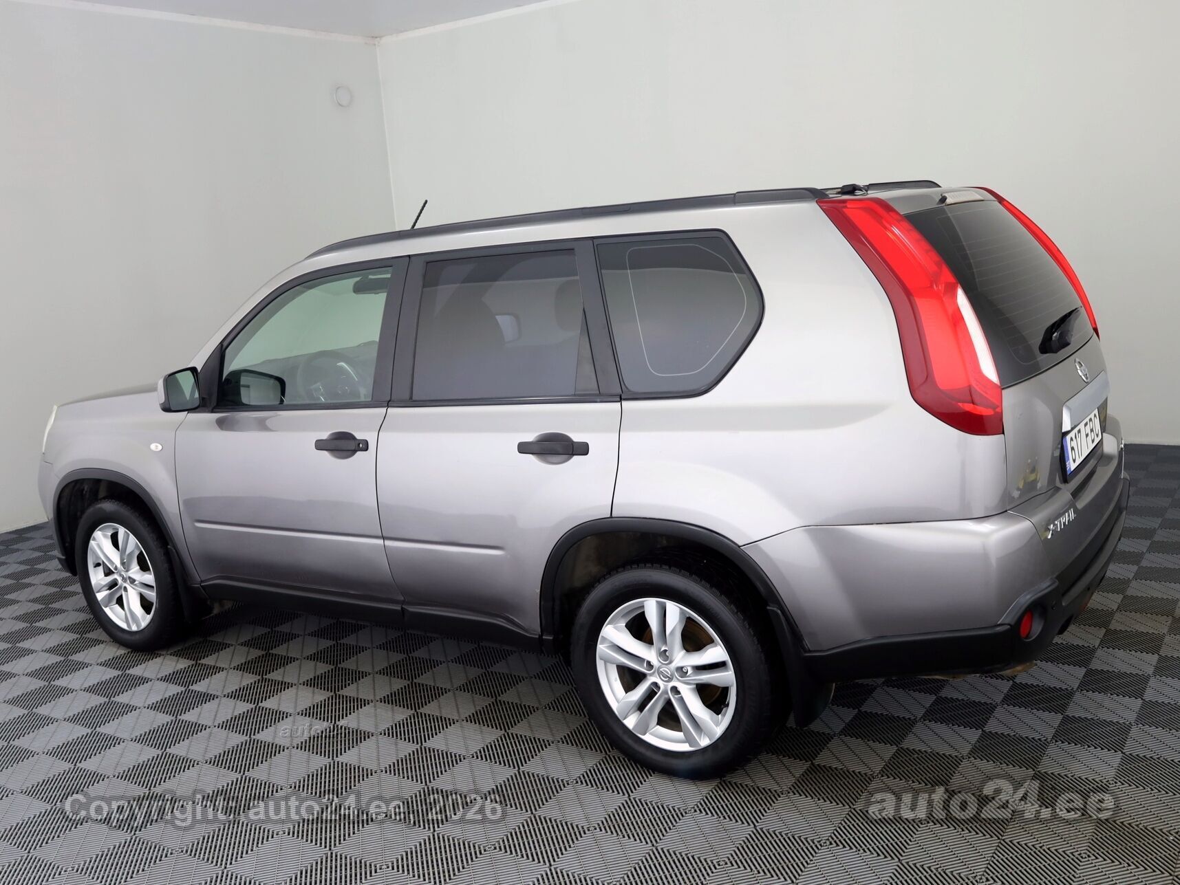 Nissan X-Trail 2011 — engine 1995 cm³ (110 kW)