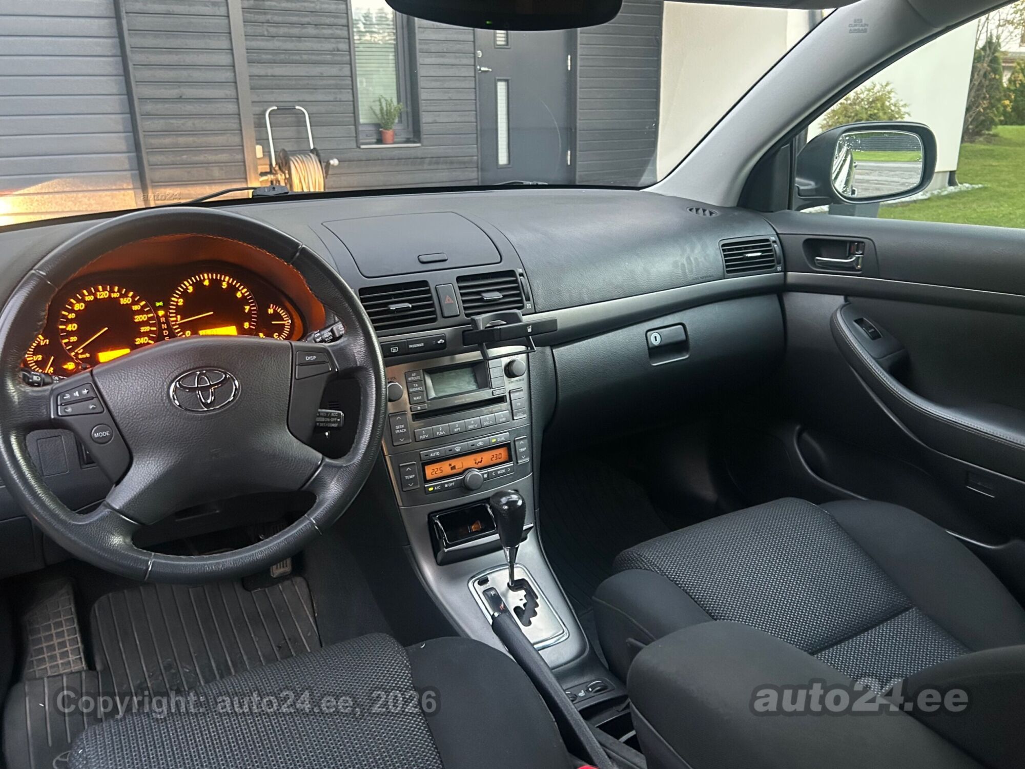 Toyota Avensis 2008 — салон