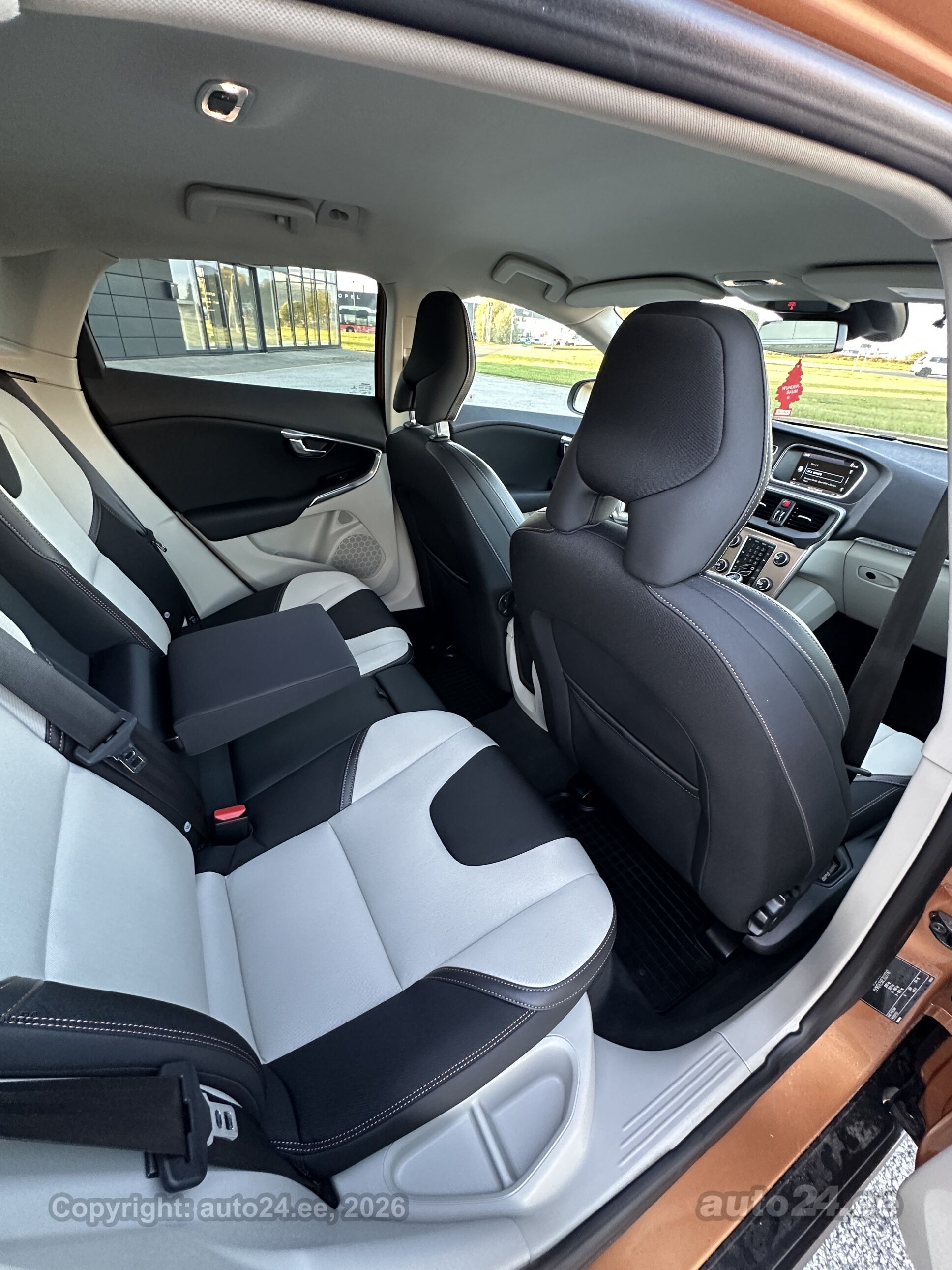 Volvo V40 Cross Country - 10