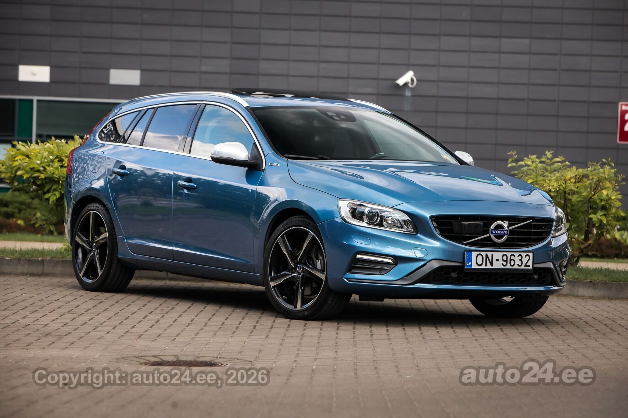 Volvo V60 D6 HYBRID R-Design 2.4 212kW 2016, kuva 4/10