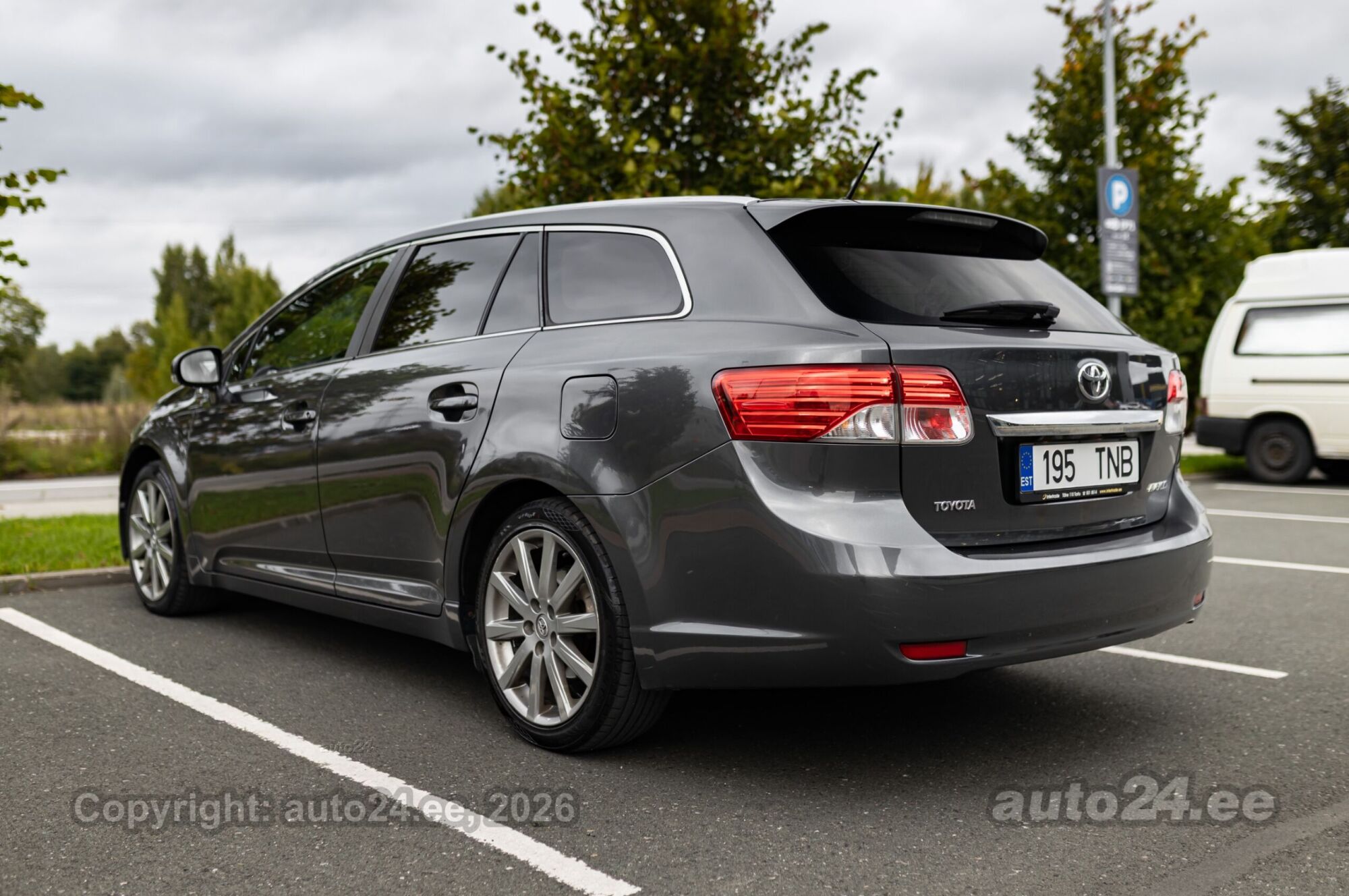 Toyota Avensis 2014 — вигляд ззаду