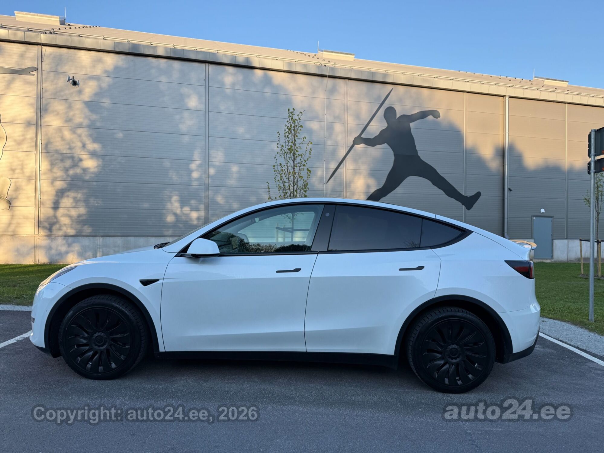 Tesla Model Y - 5