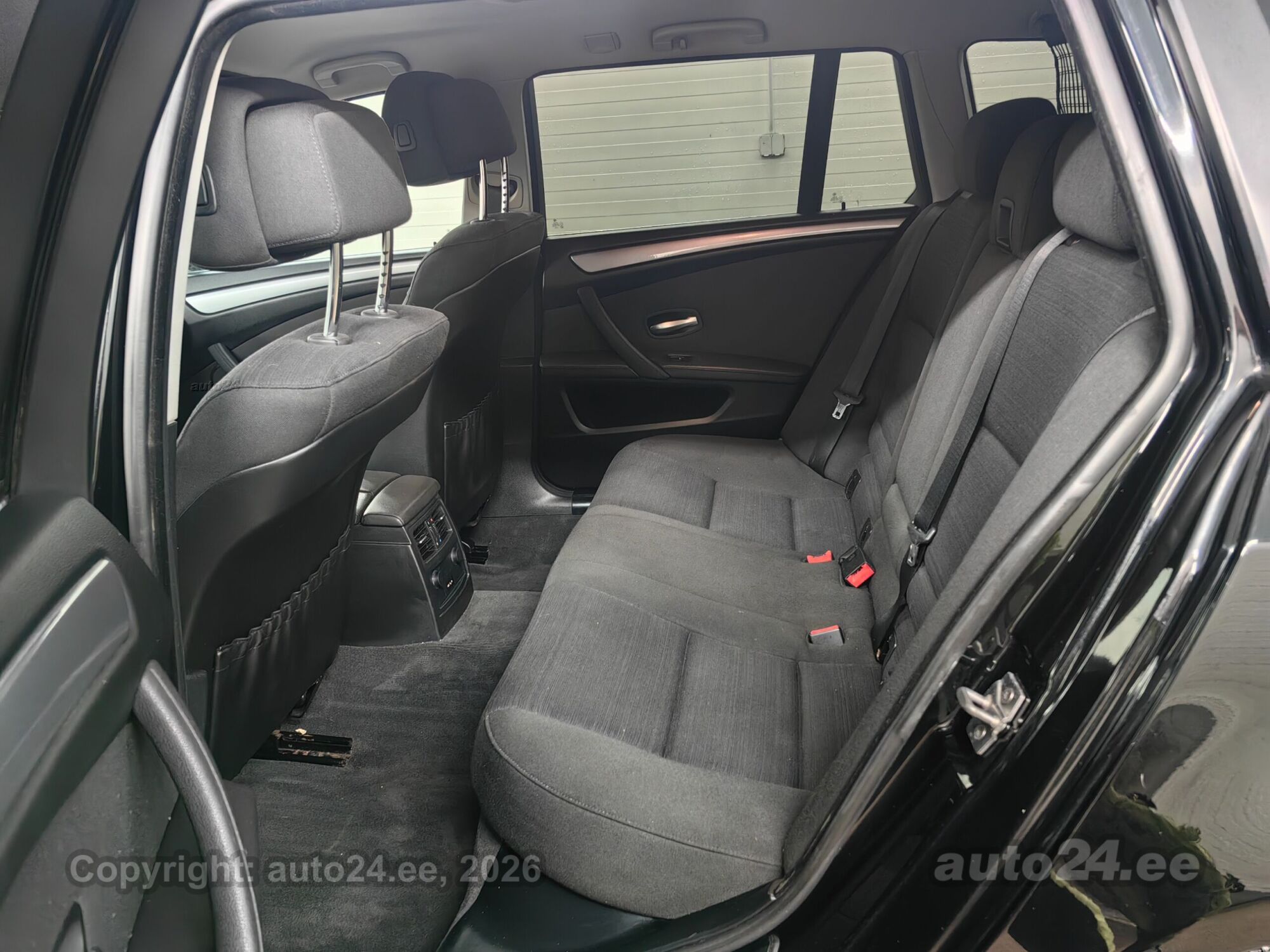 BMW 5 Series 2010 — photo 10
