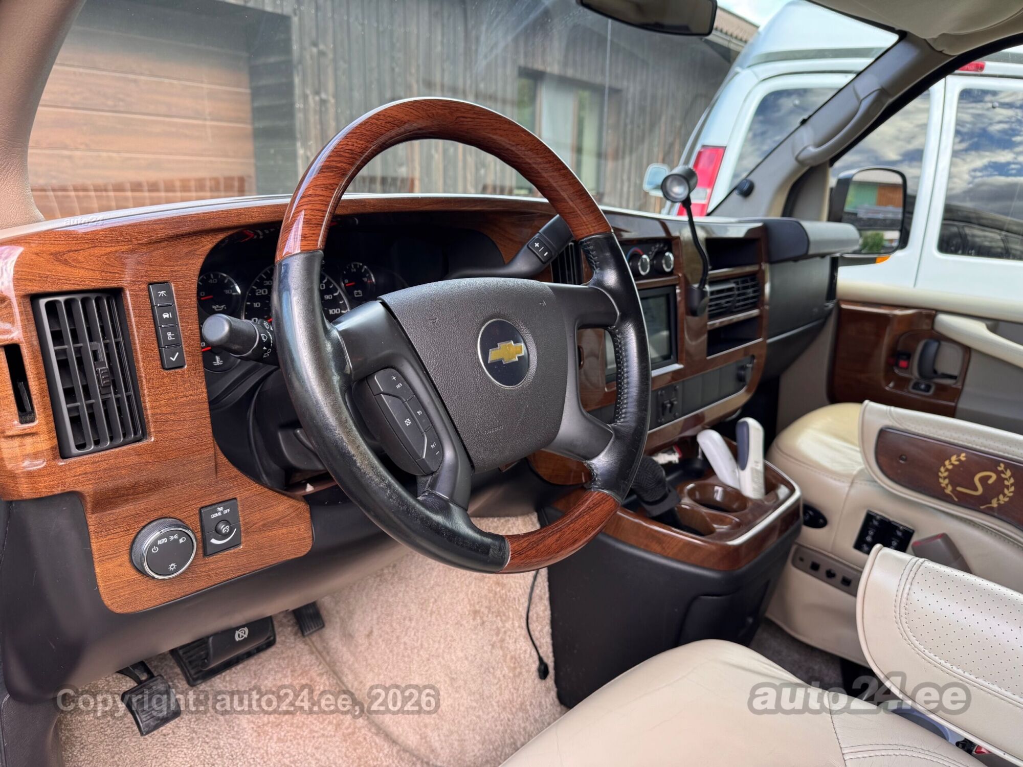 Chevrolet Express - 8