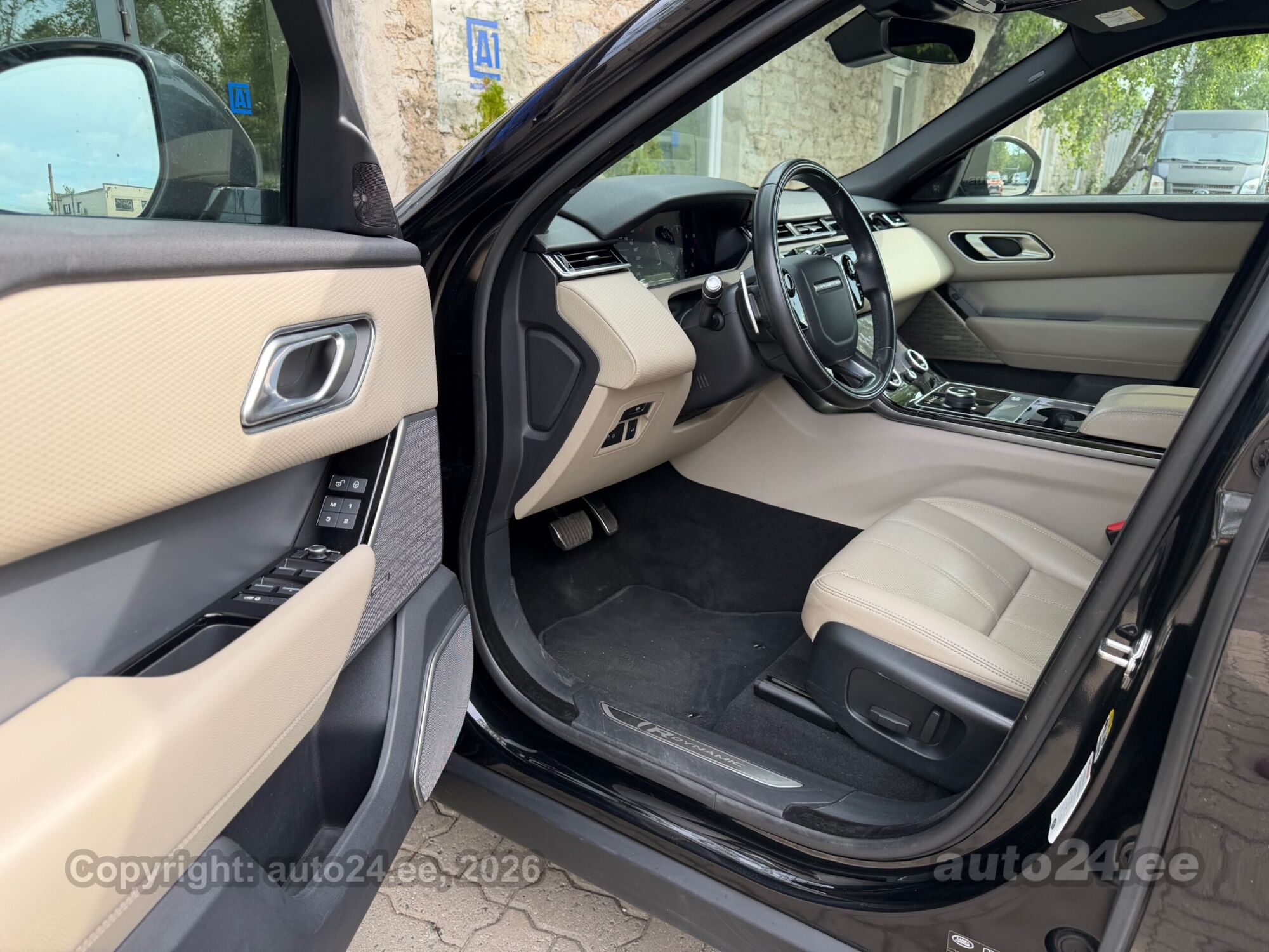 Land Rover Range Rover Velar 2019, photo 3/10