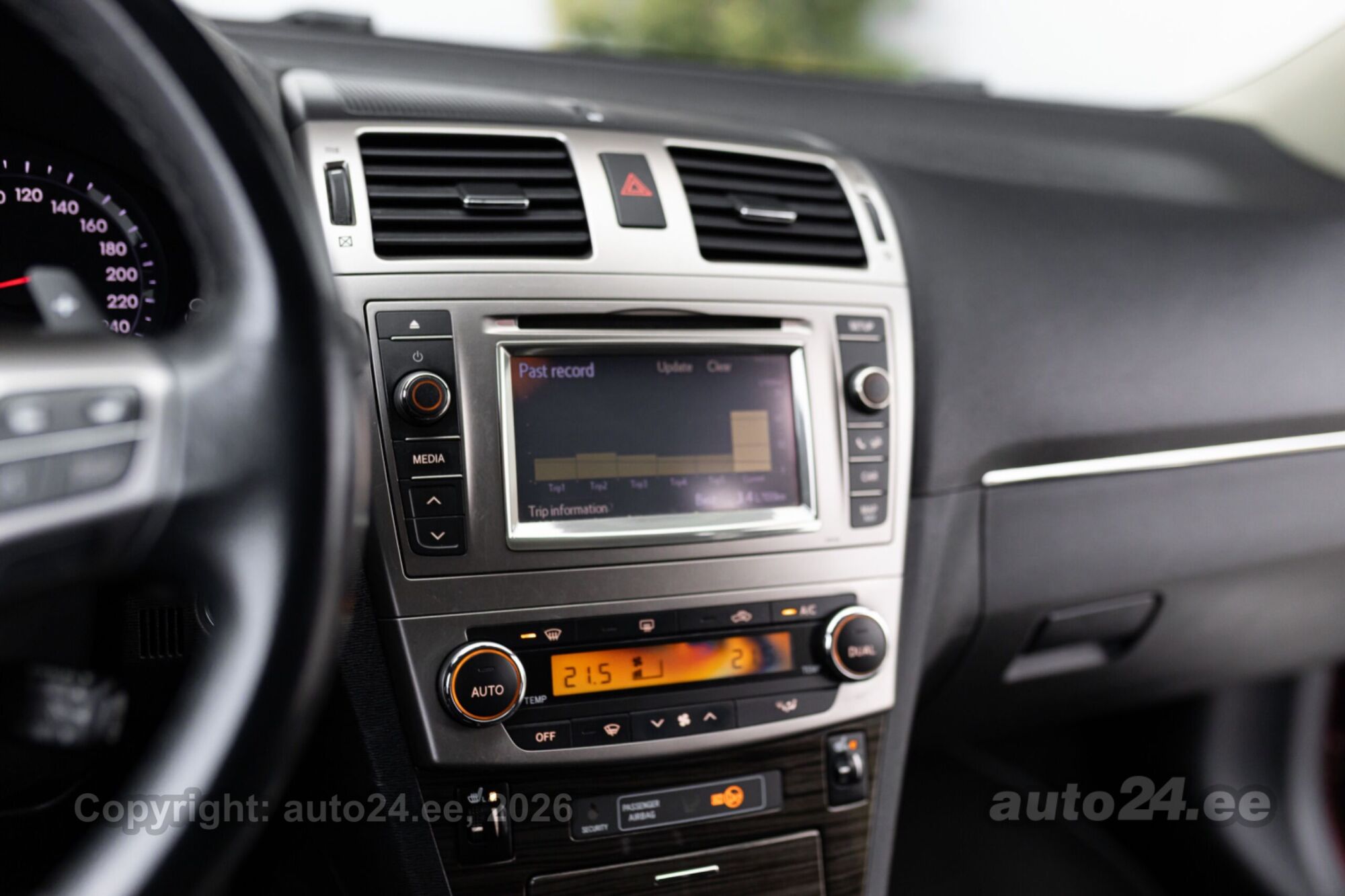 Toyota Avensis 2012 — photo 18