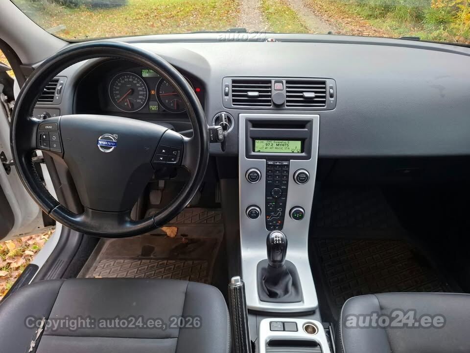 Volvo V50 2010 — photo 9