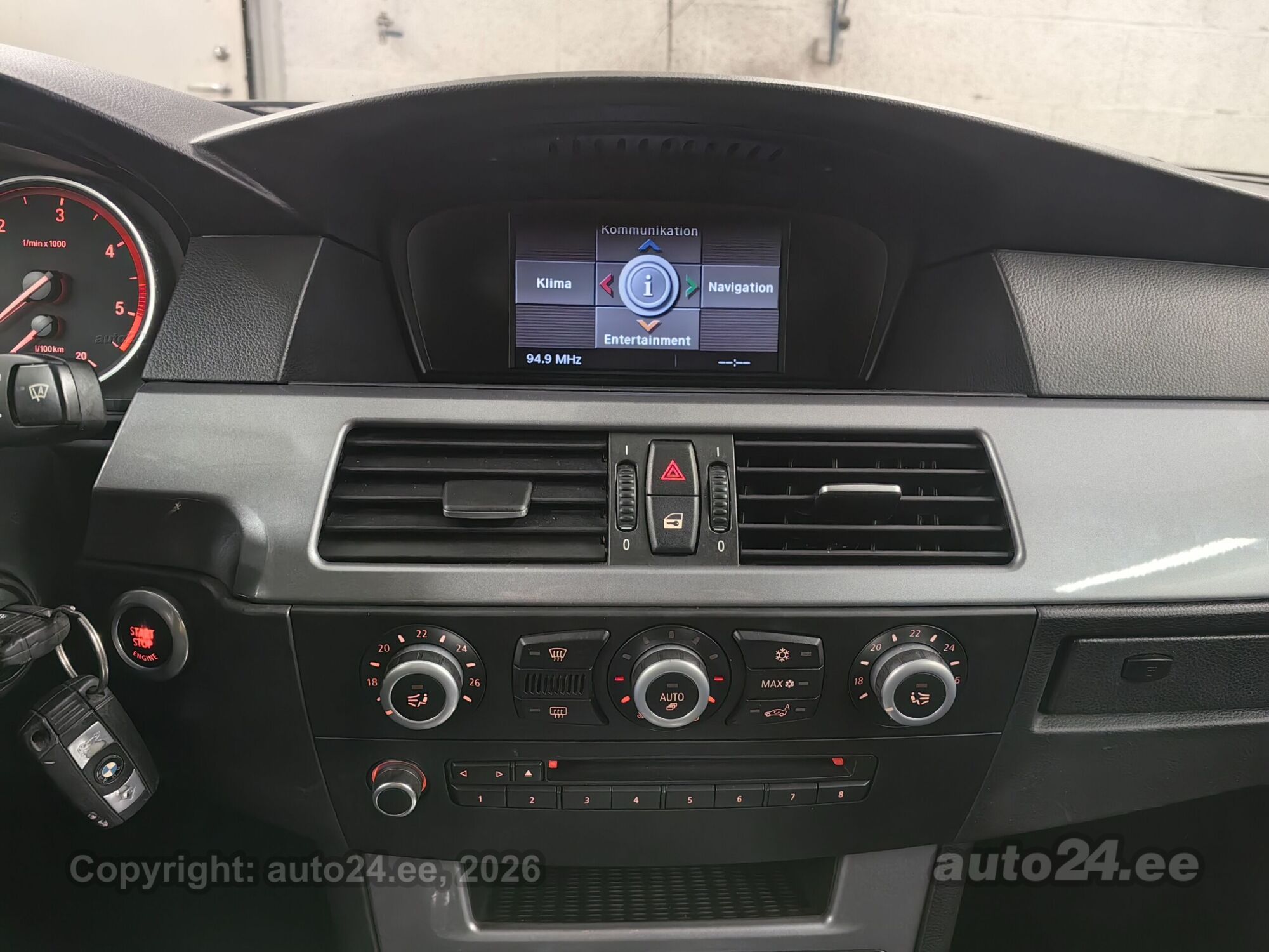 BMW 5 Series 2010 — photo 7
