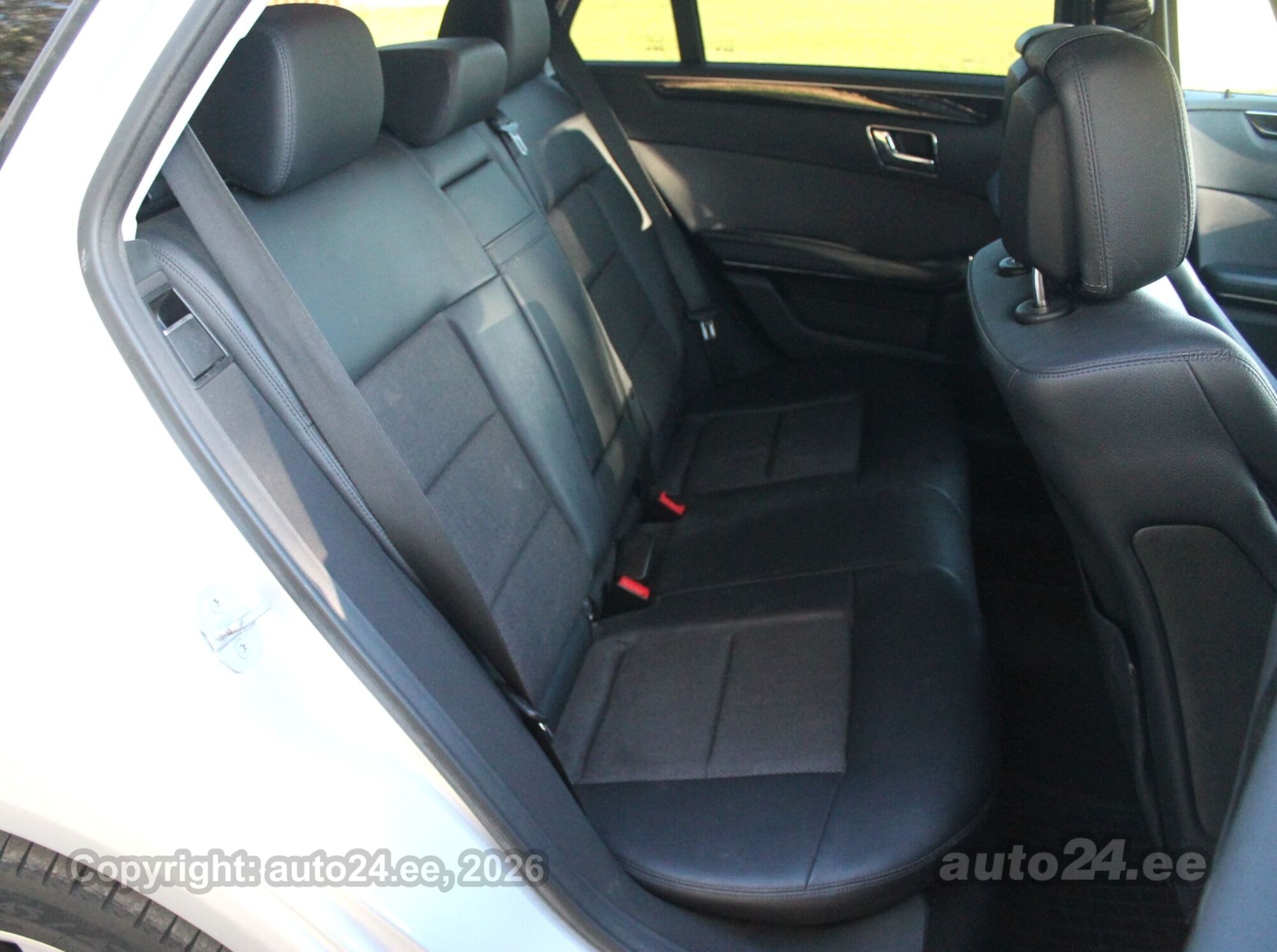 Mercedes-Benz E-Class 2010 — photo 12