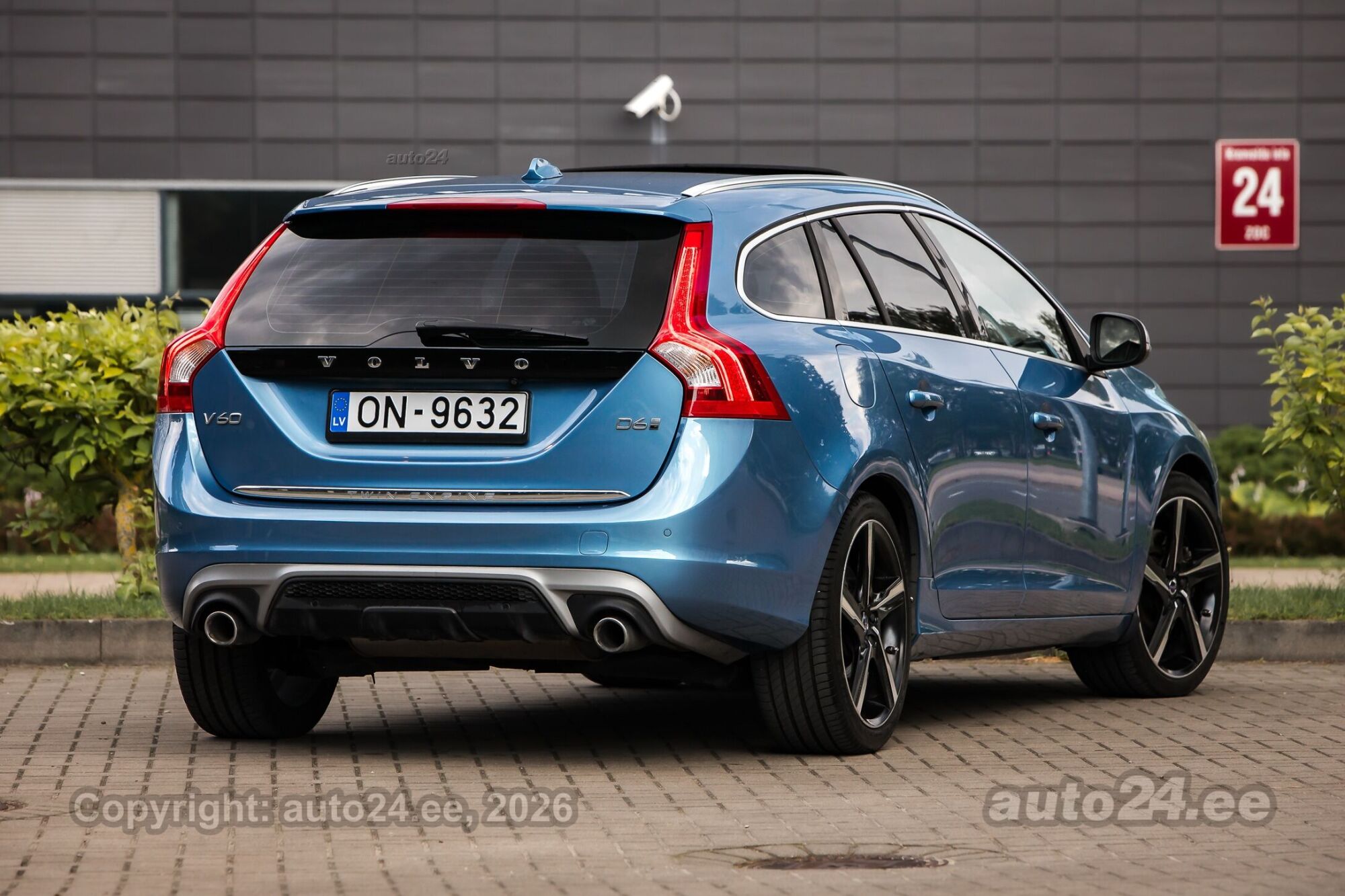 Volvo V60 D6 HYBRID R-Design 2.4 212kW 2016, kuva 6/10
