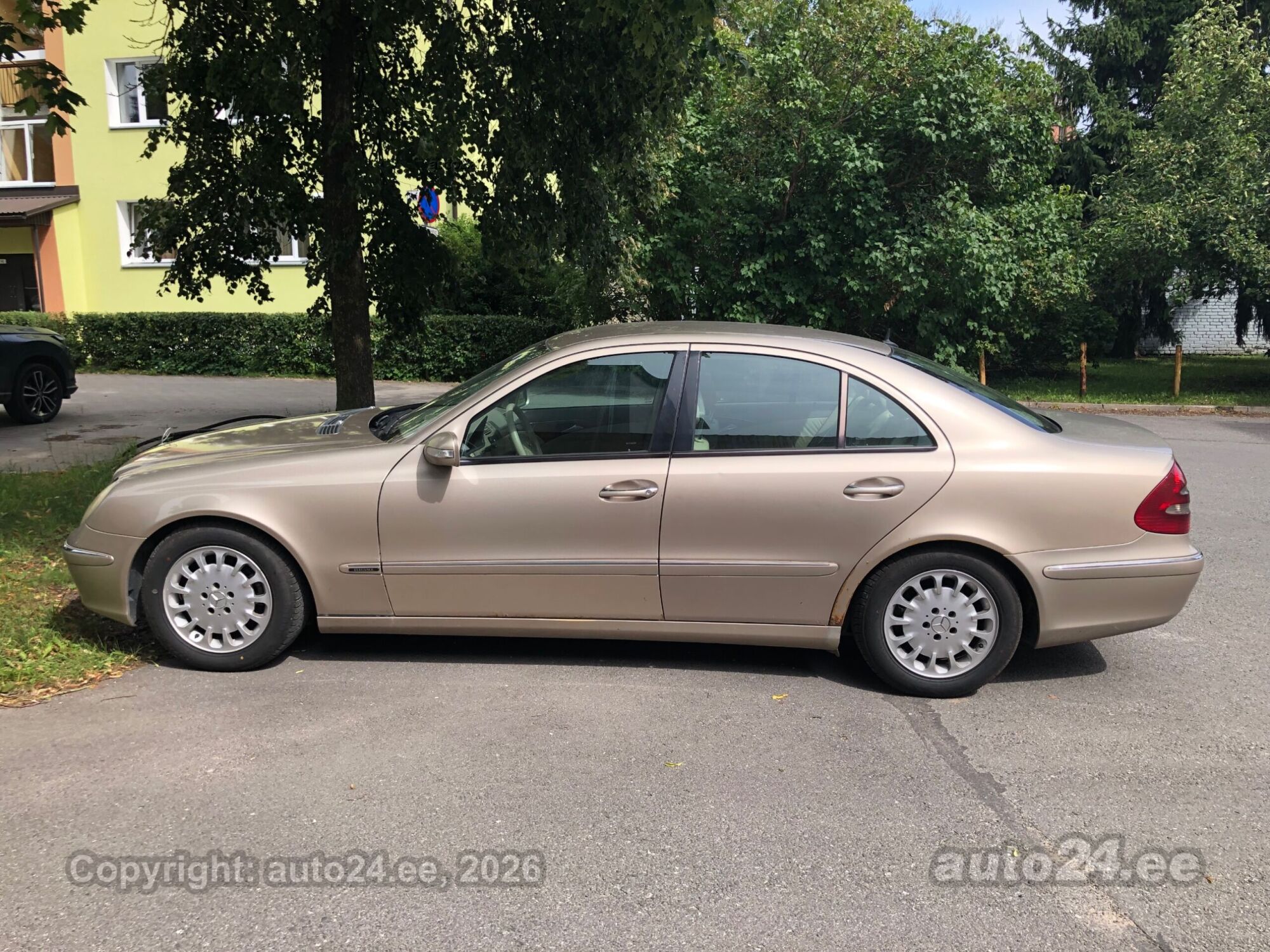 Mercedes-Benz E-sarja 2004, kuva 2/4