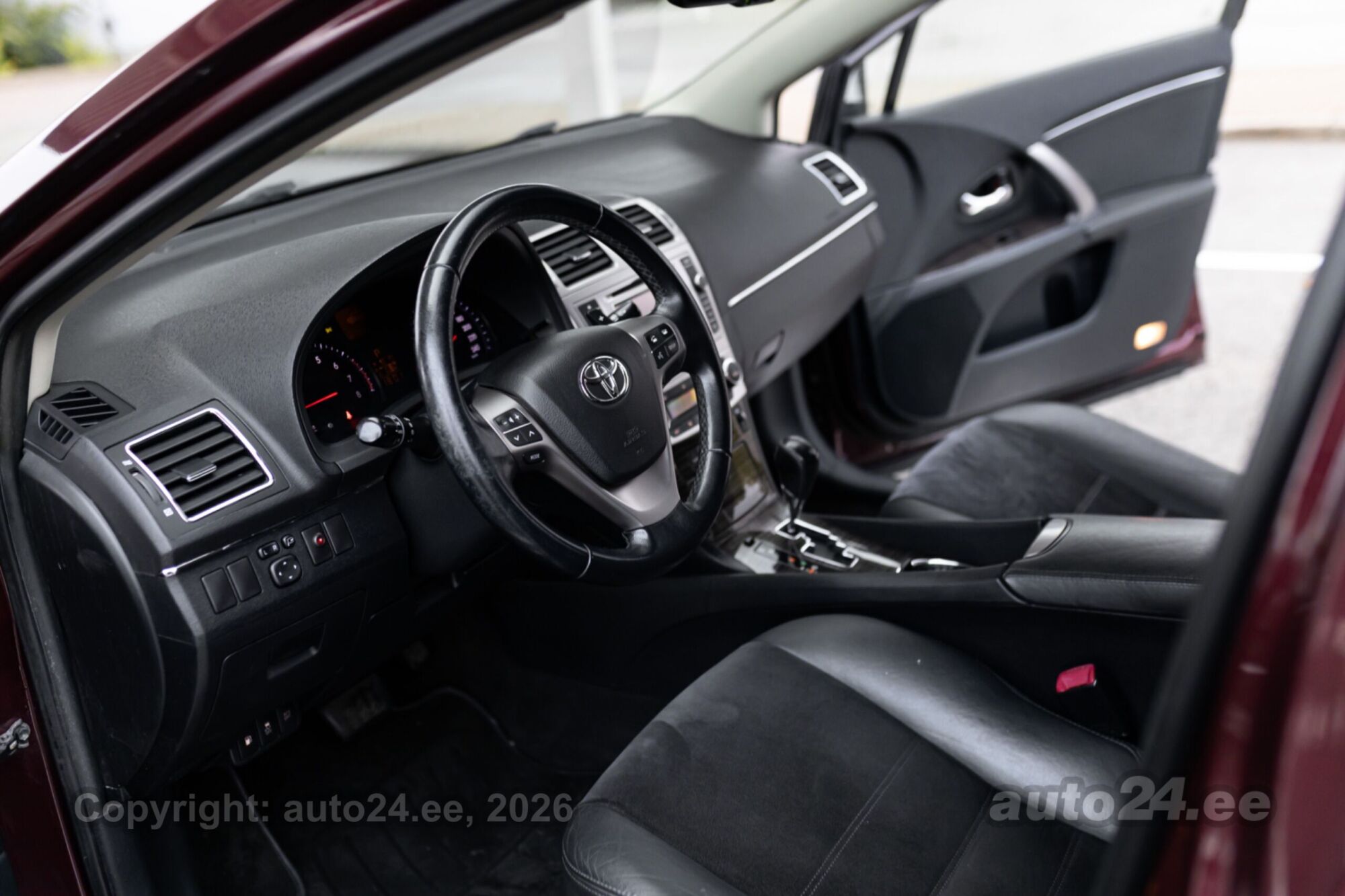 Toyota Avensis 2012 — photo 10