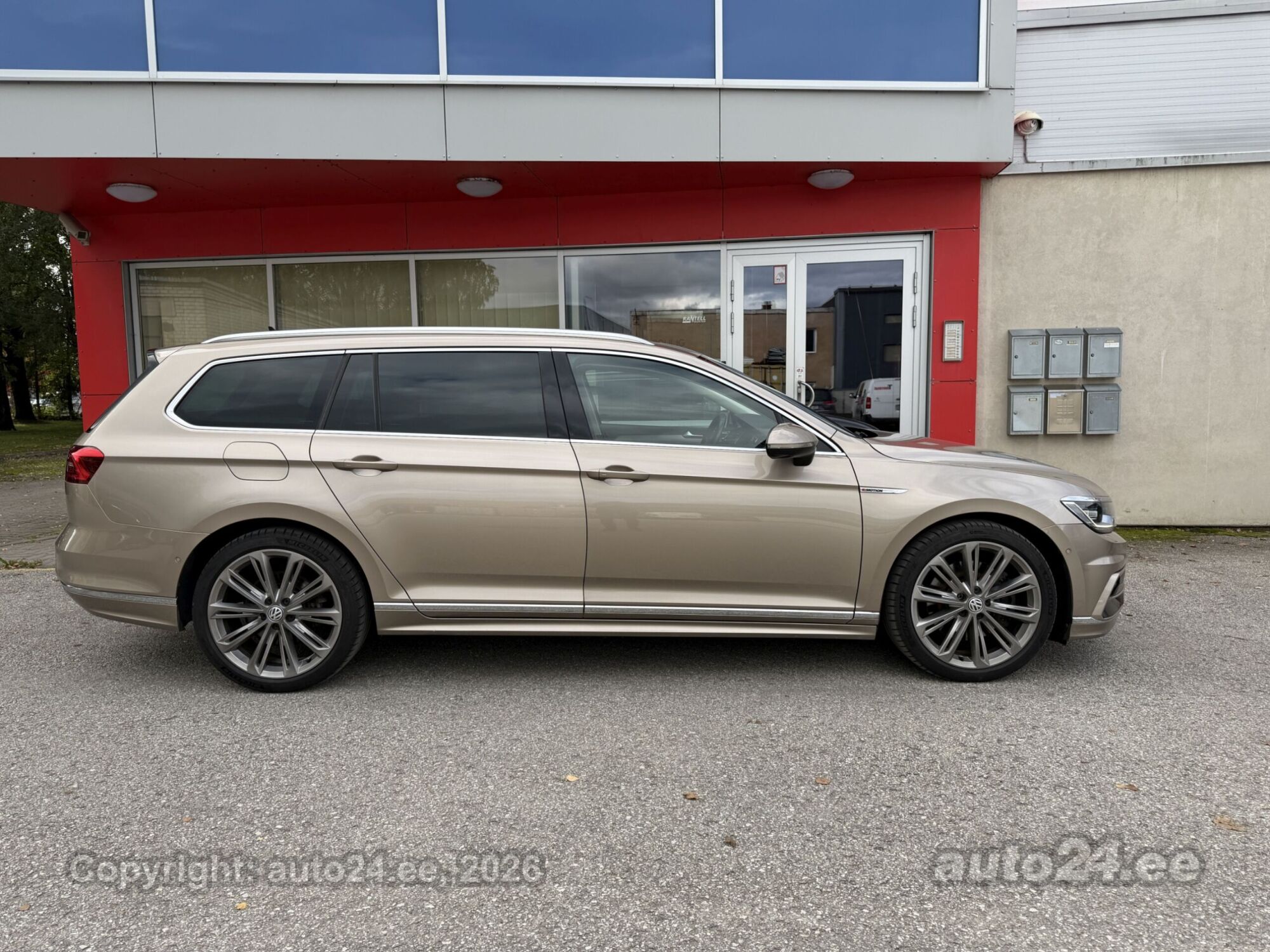Volkswagen Passat - 4