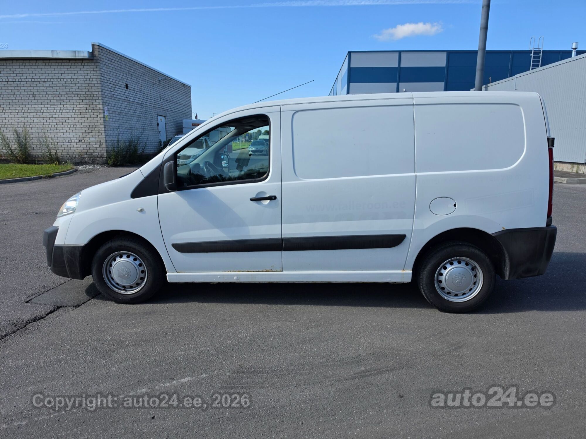 Peugeot Expert 2010 — rear view