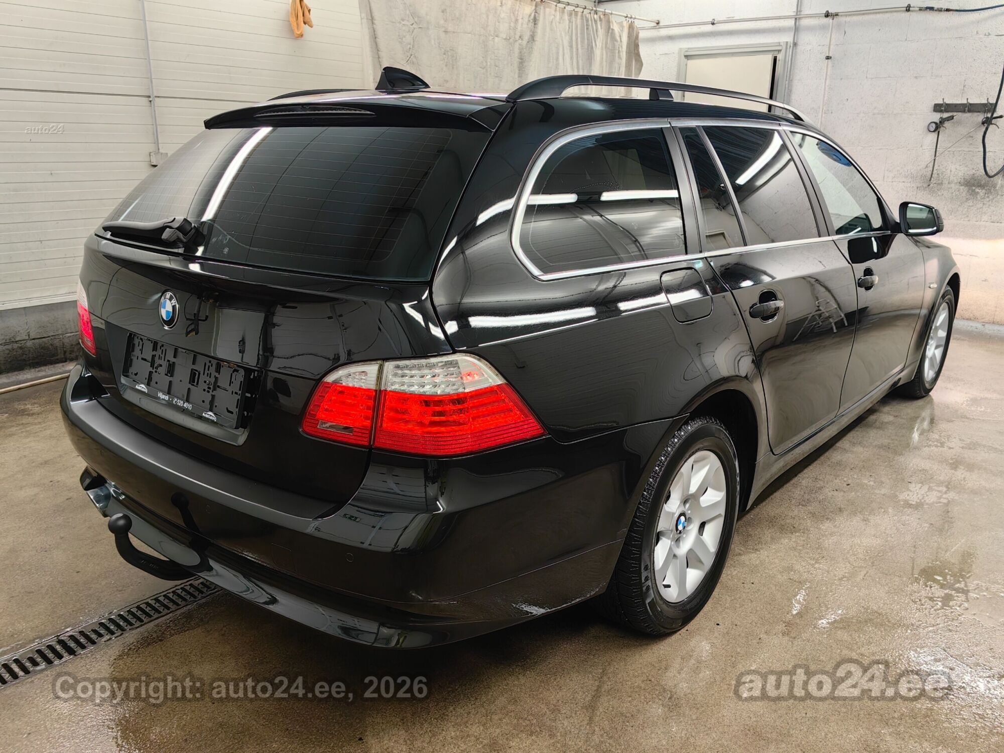 BMW 5 Series 2010 — photo 14