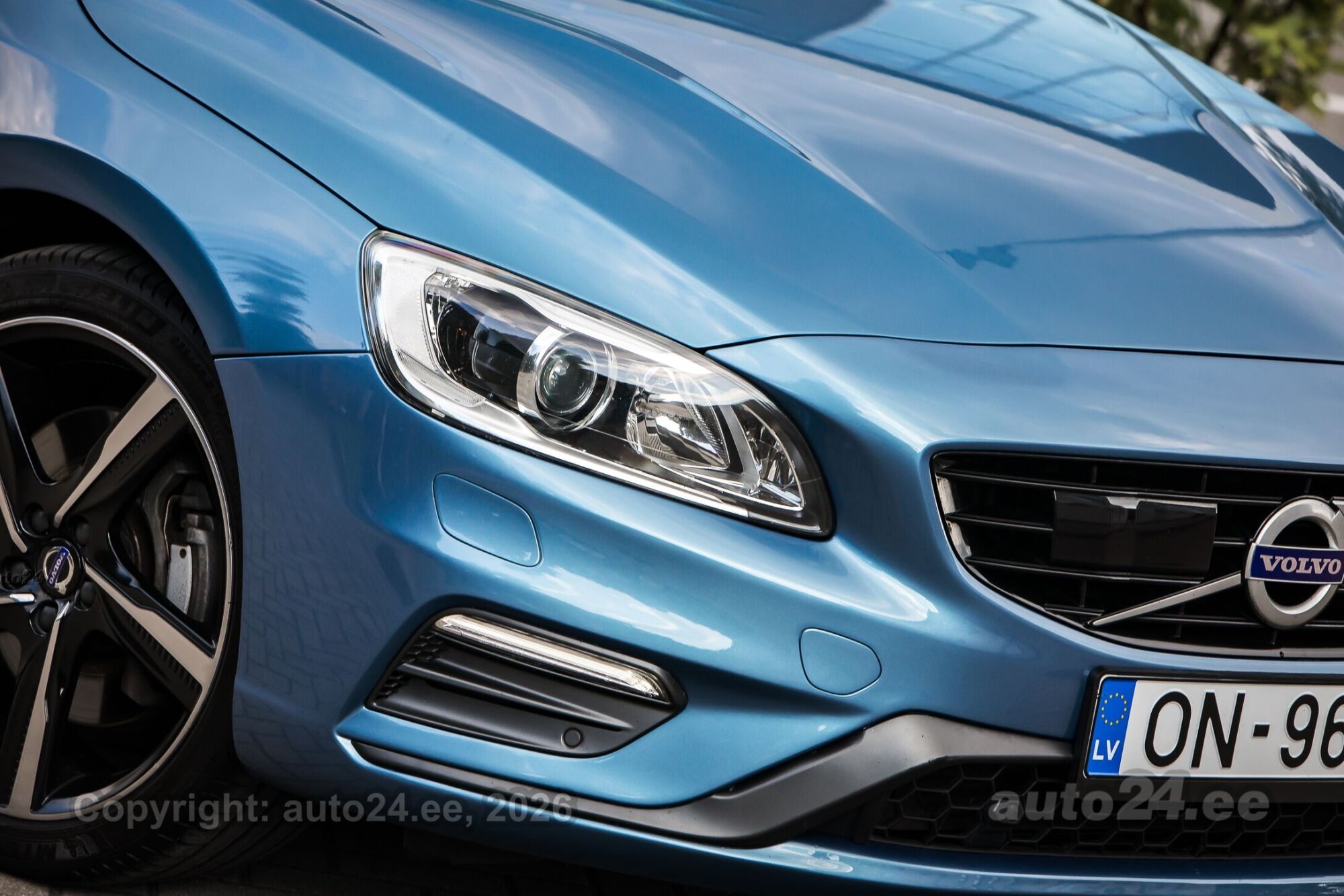 Volvo V60 D6 HYBRID R-Design 2.4 212kW 2016, kuva 5/10