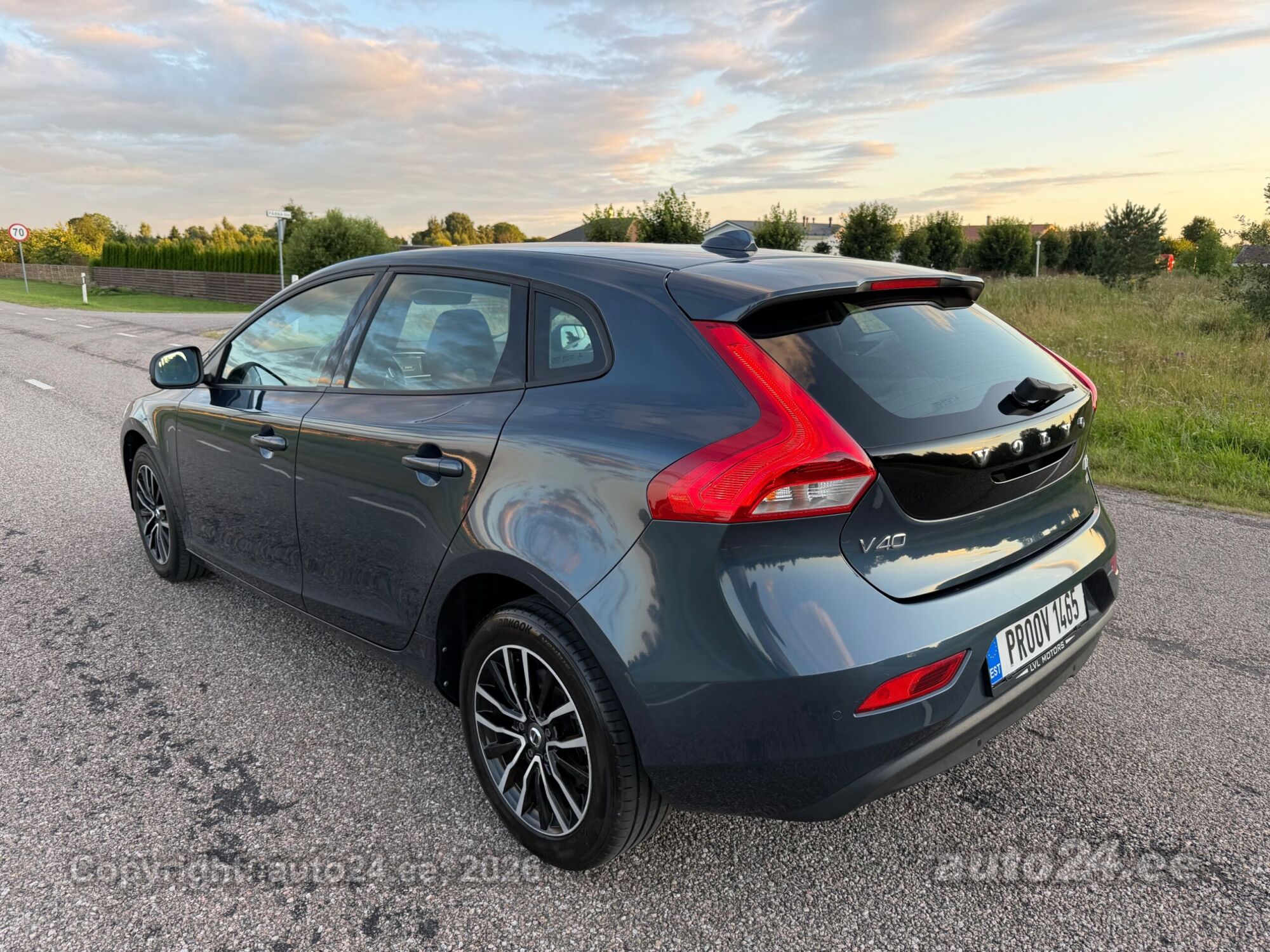 Volvo V40 Momentum 2.0 D2 88kW 2017, photo 2/10