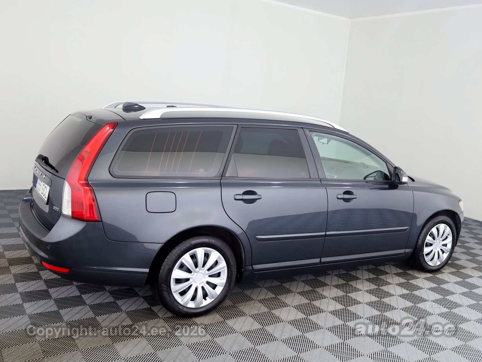 Volvo V50 2010 — interior