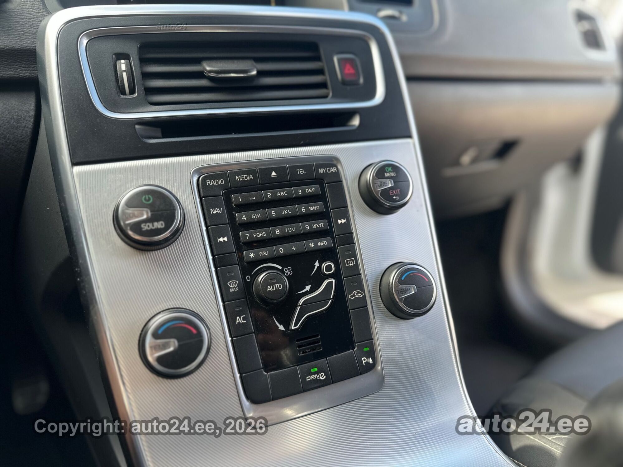 Volvo V60 2012 — photo 8